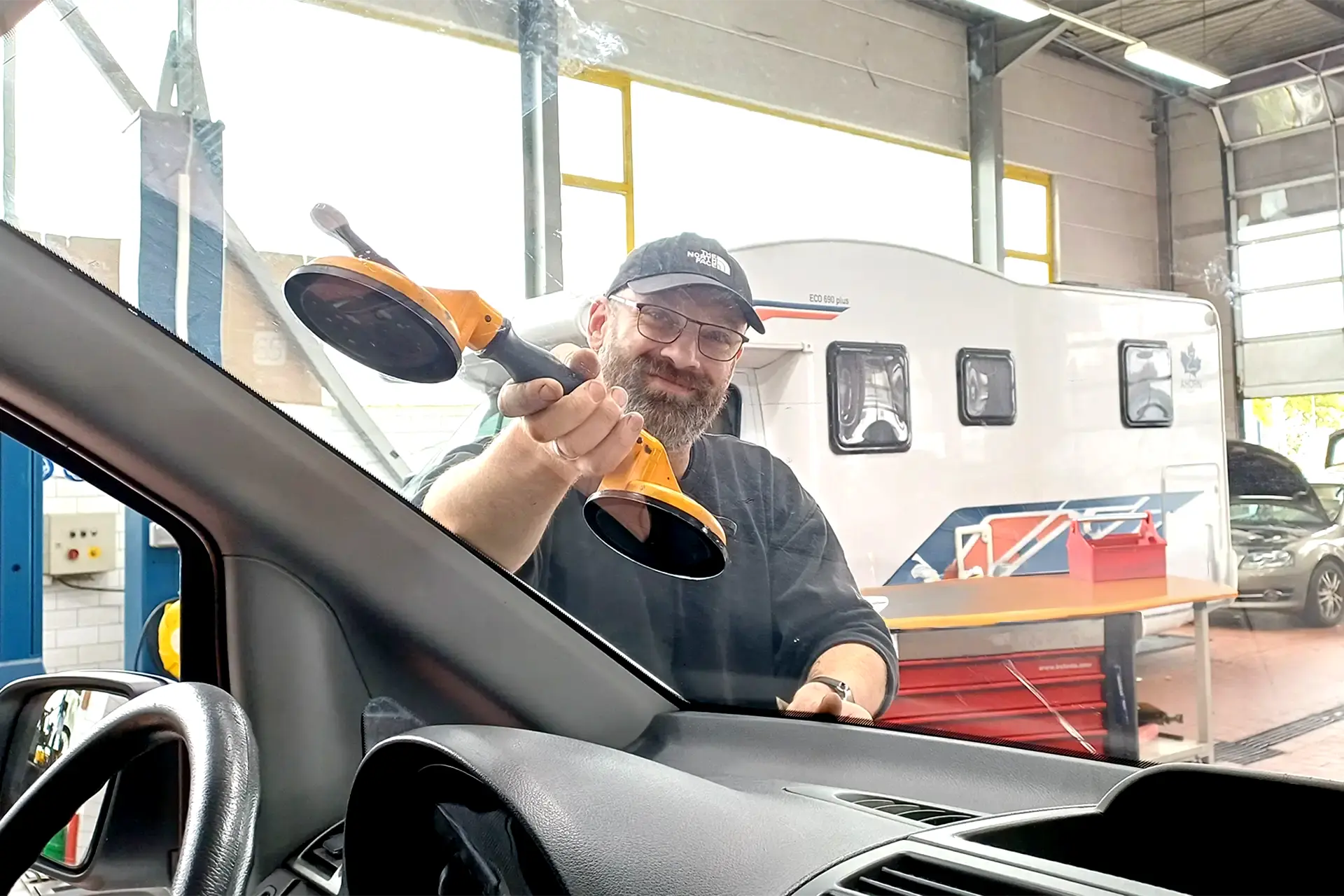 Werkstatt Steinschlag Reparatur - Scheibe wechseln bei der Dörfelt GmbH in Zwickau