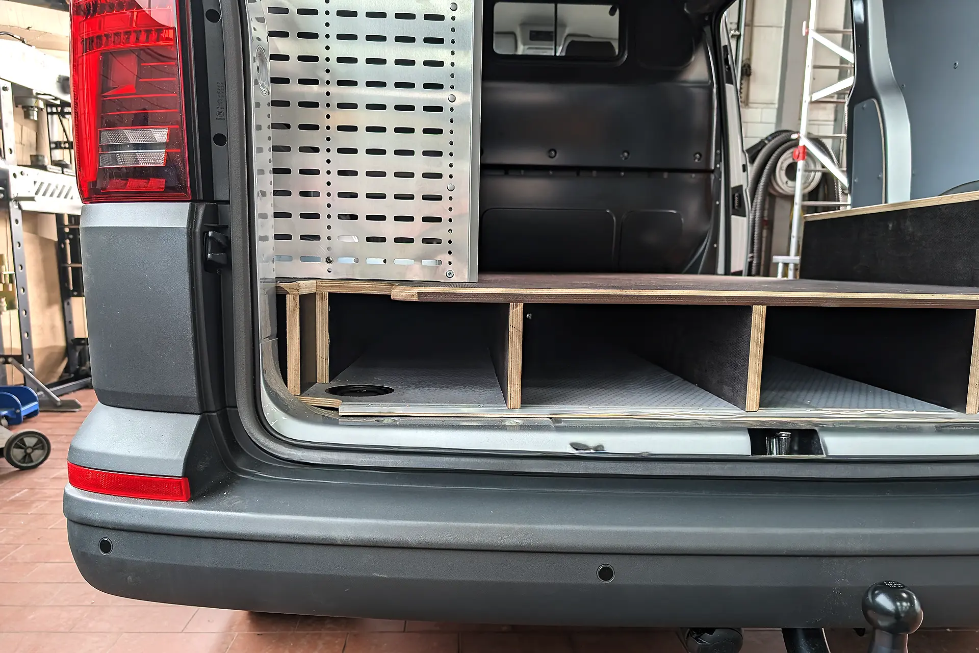 Nachrüstung Inneneinrichtung Regal Bodenverkleidung Auszug Schublade