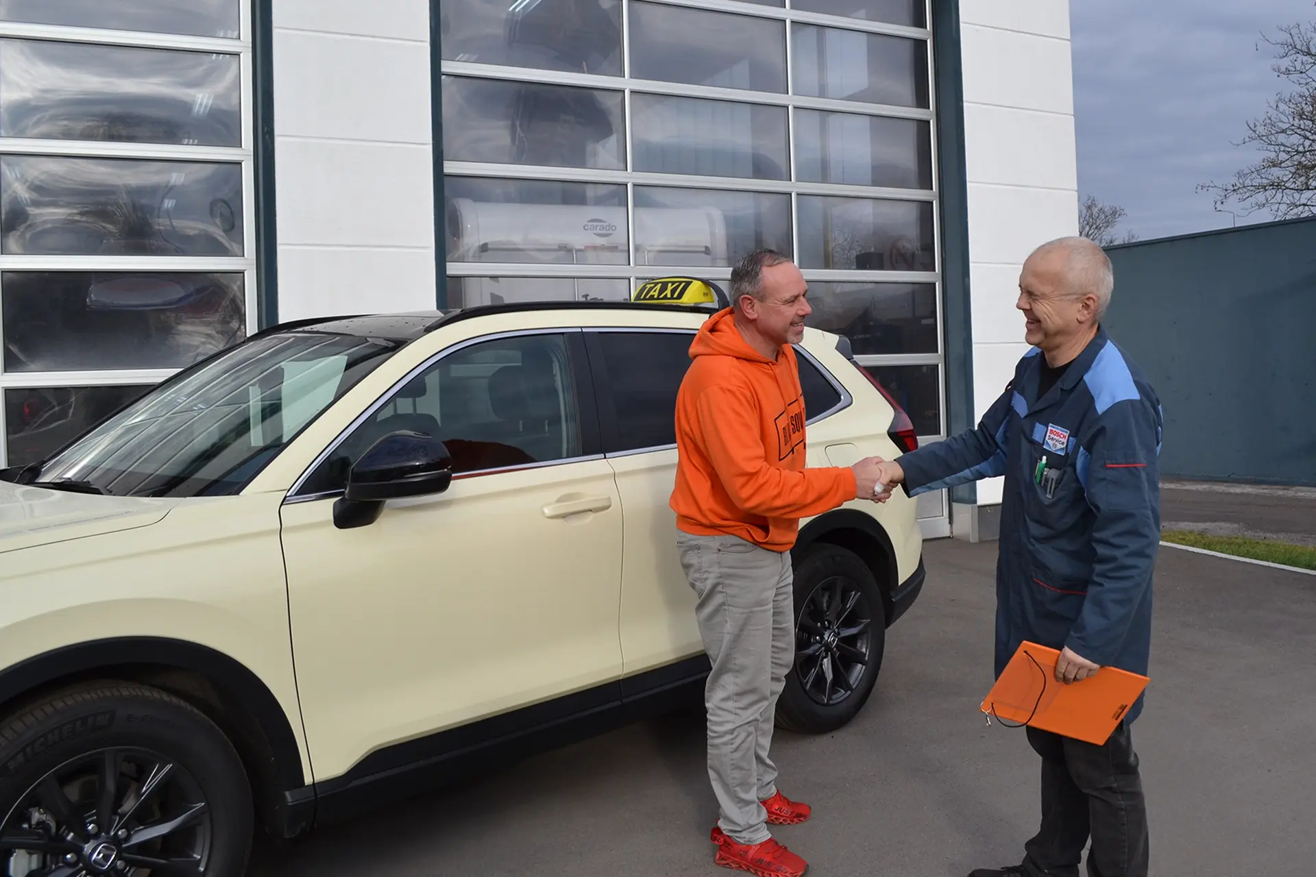 uebergabe-taxi-mietwagen-3 Werkstatt Taxi Mietwagen in Zwickau - freundlicher Service bei Dörfelt GmbH
