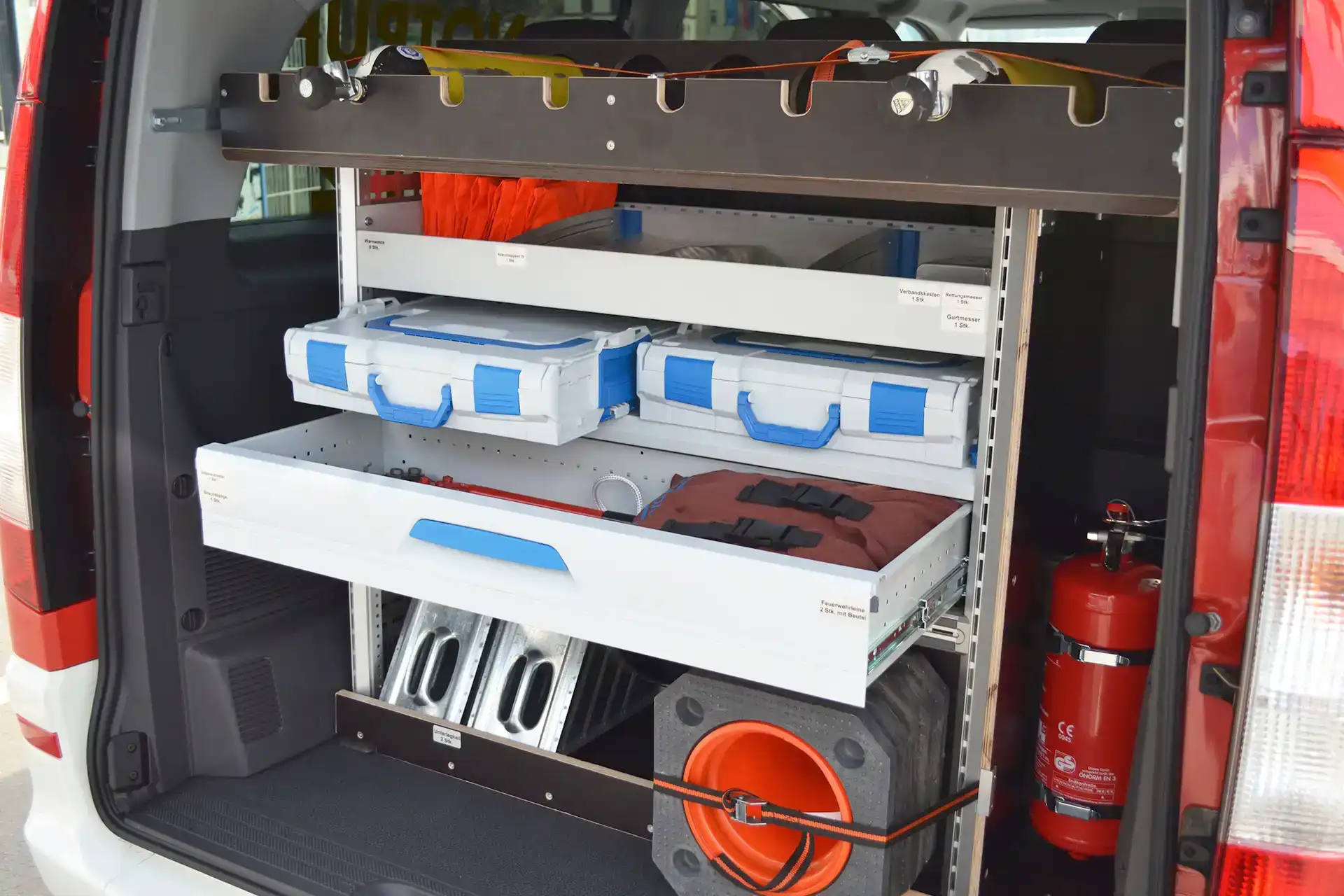Sondereinbau Nachrüstung Regal mit Schubladen Feuerwehr in Zwickau - Dörfelt die Werkstatt