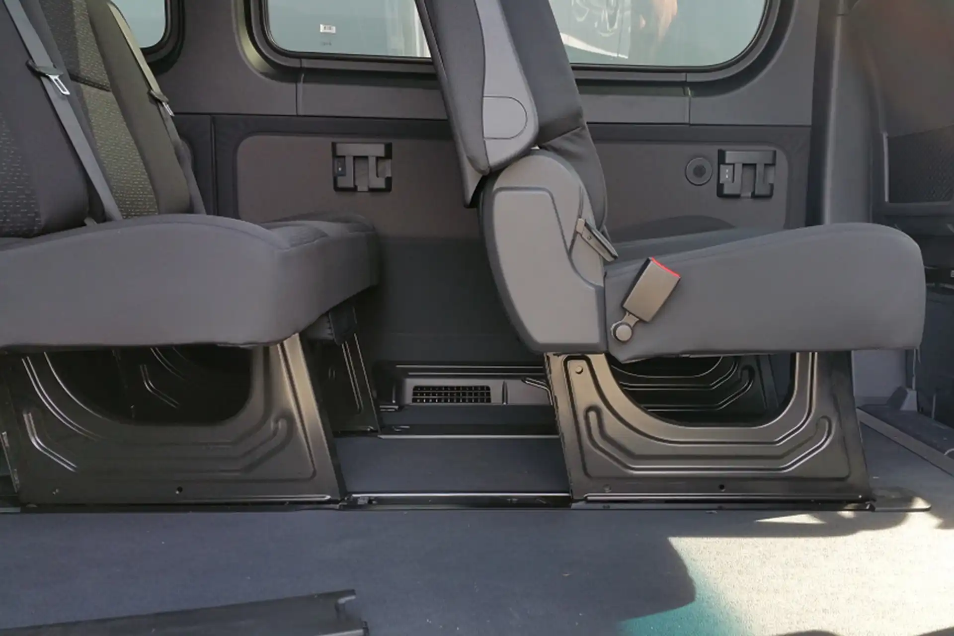 Dritte Sitzreihe nachrüsten auf Schienen verstellbar