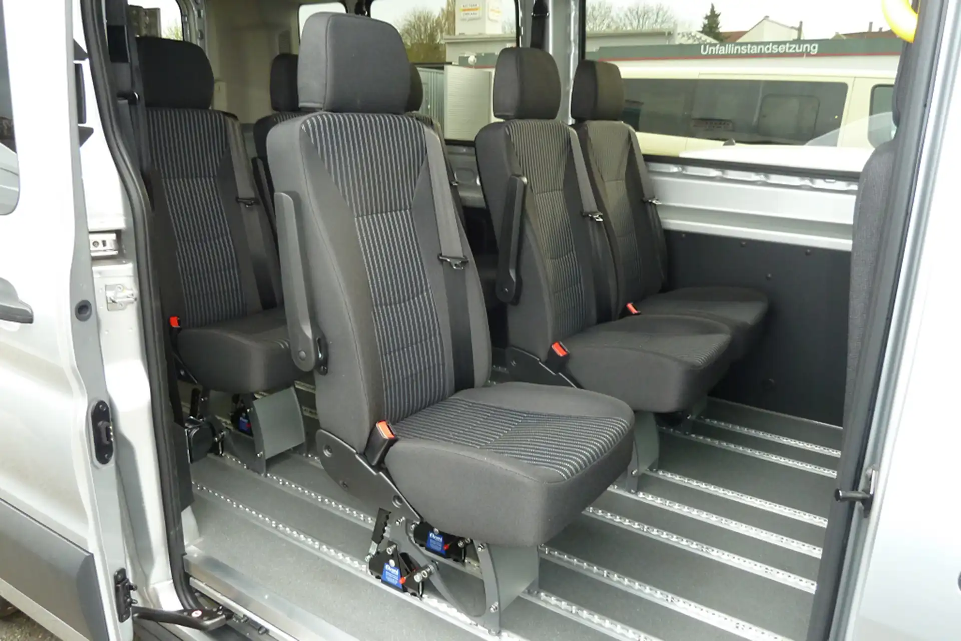 Zweisitzer mit Armlehne und Dreisitzer mit Lehne und Gurtsystem auf Airlineschienen verstellbar, herausnehmbar