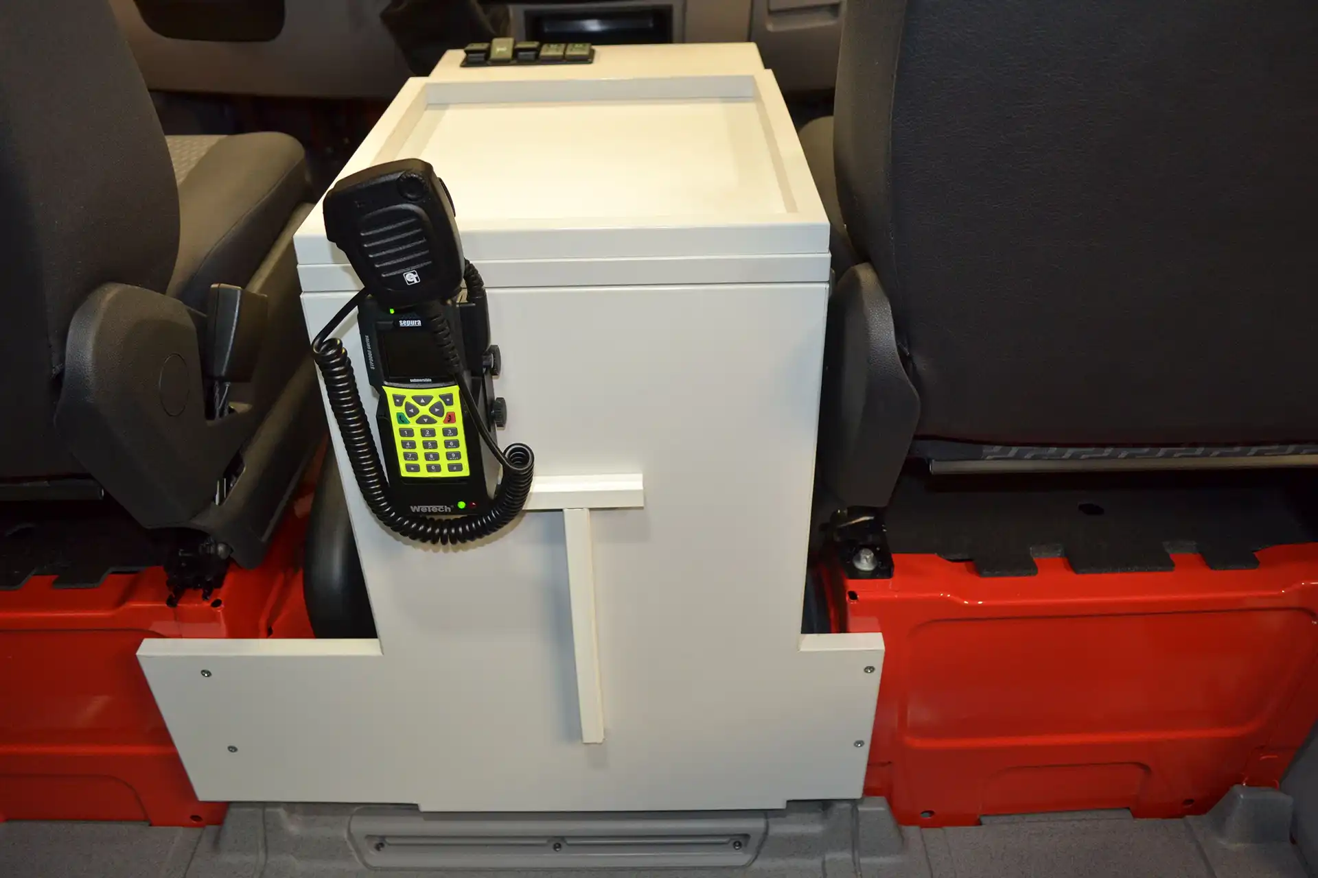 Sonderbau Sonderanfertigung für Feuerwehr Mittelkonsole zwischen den Sitzen Tisch abnehmbare Tischplatte Halterung für Funk Kasten Werkstatt in Zwickau