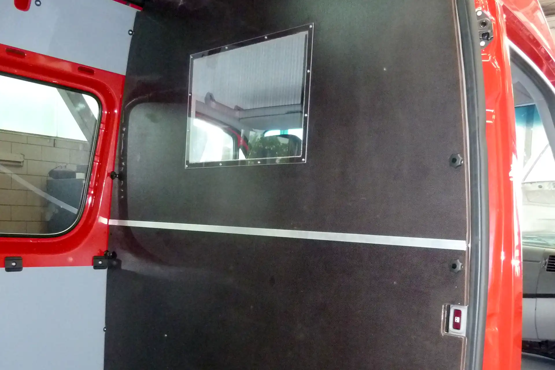 herausnehmbare Rückwand mit Fenster Trennwand Sonderanfertigung Dörfelt GmbH Autowerkstatt