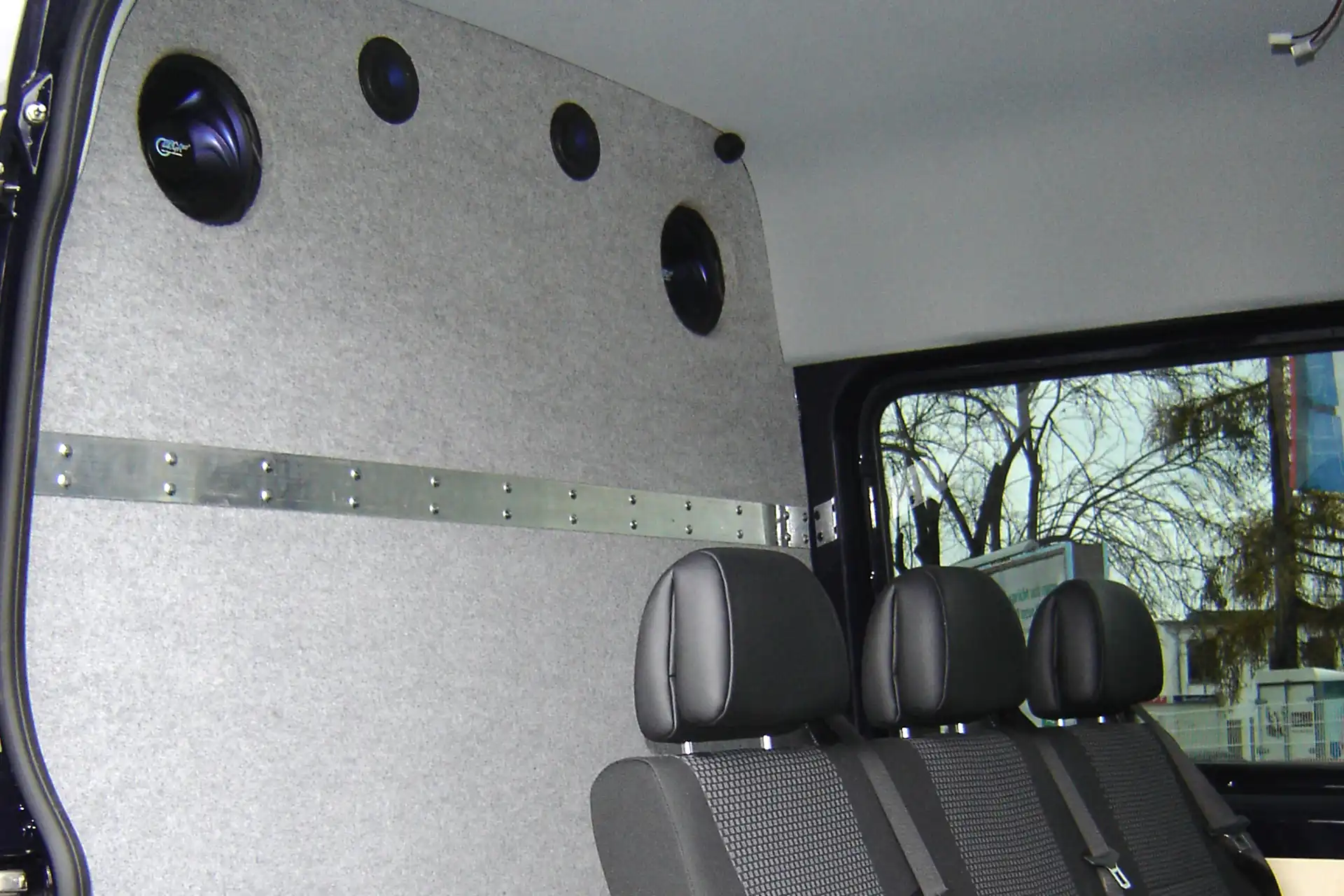 Rückwand mit integriertem Soundsystem Siebdruckplatte mit Filz Sonderfahrzeugbau Zwickau