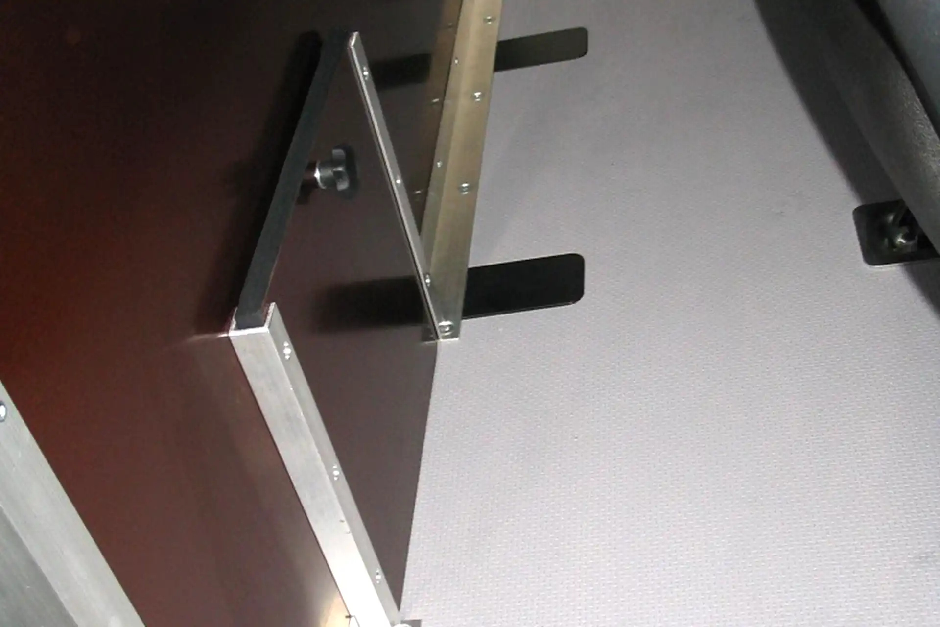 Trennwand Kastenwagen Transporter mit Schiebetür Luge Öffnung aus Siebdruckplatte in Werkstatt Zwickau