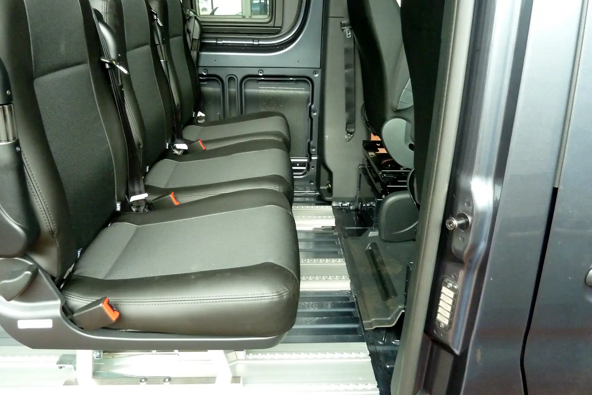 Zweite Sitzreihe Airlinschienen verstellbar herausnehmbar in Zwickau