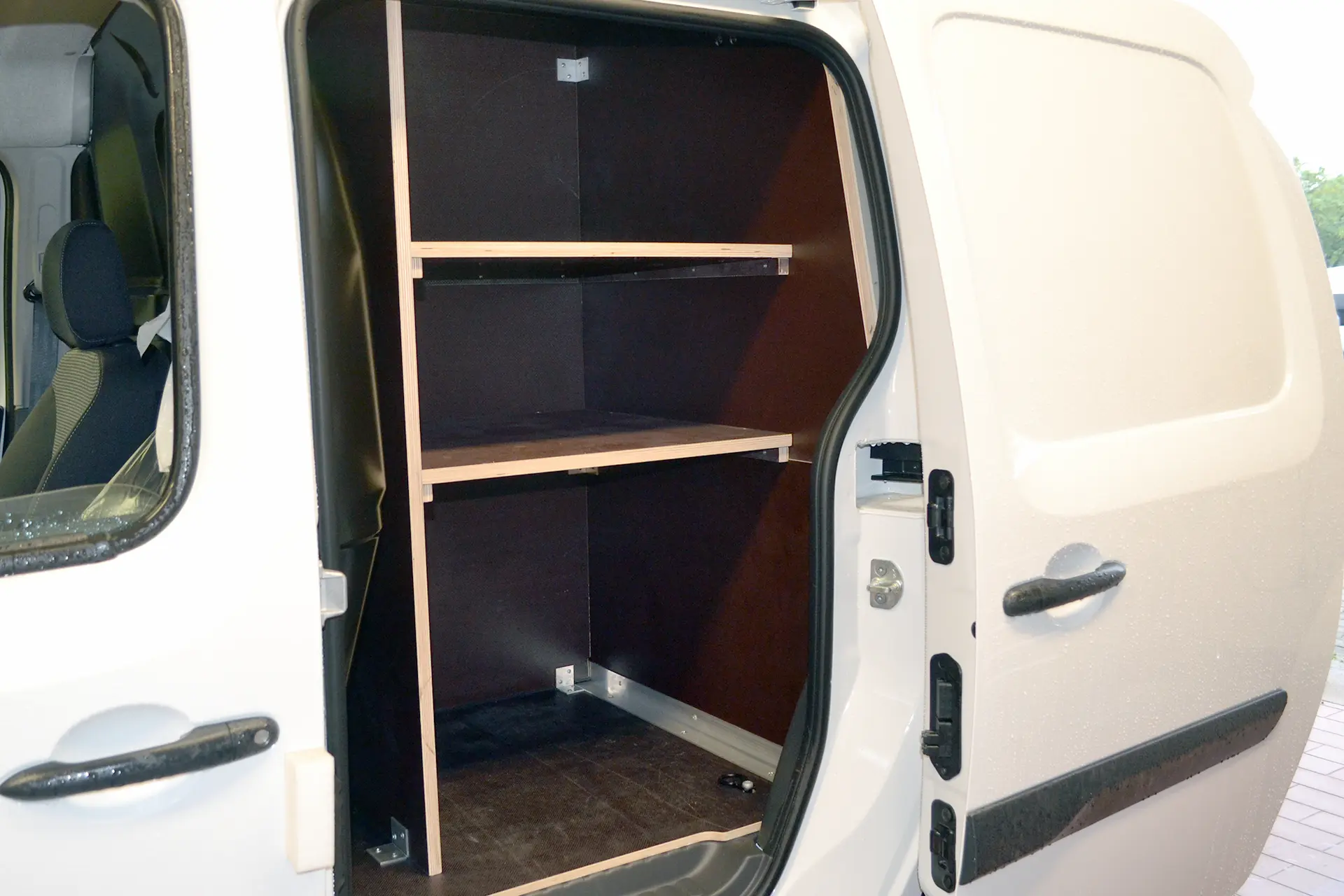 individuelles Regal und Bodenverkleidung aus Siebdruckplatten einbauen lassen in Zwickau bei Dörfelt - die Werkstatt