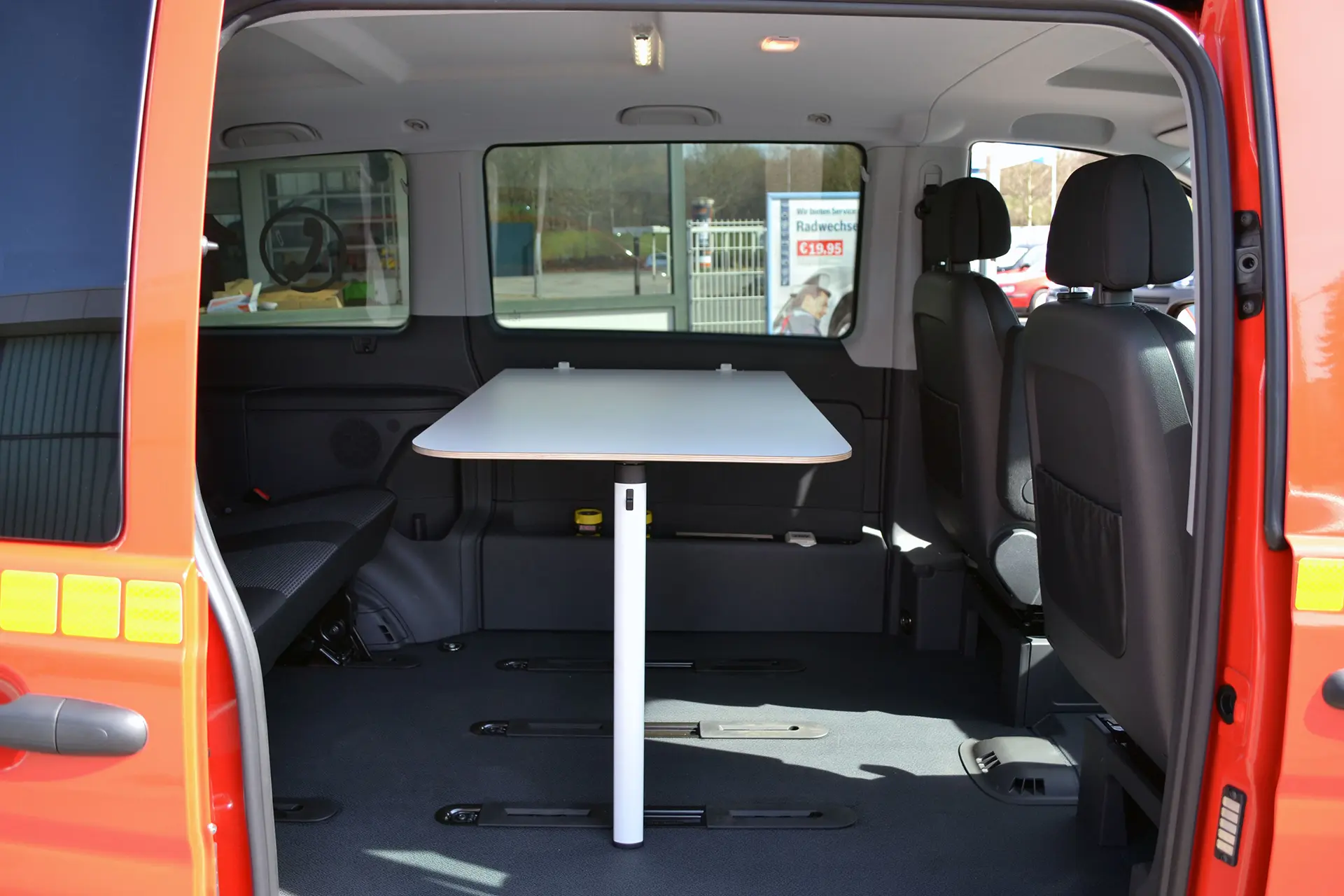 Sonderfahrzeugbau Tische und Sitze einbauen Fahrzeugeinrichtung Feuerwehr Werkstatt in Zwickau