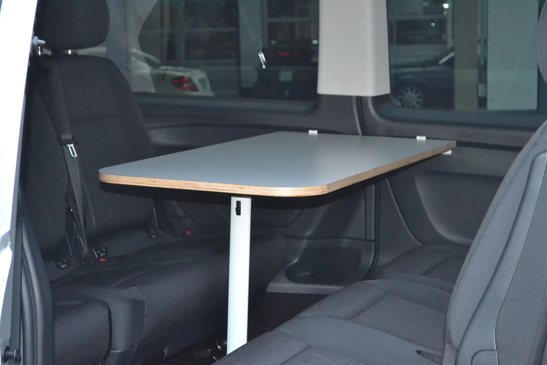 Sonderfahrzeugbau Tische und Sitze einbauen Fahrzeugeinrichtung Werkstatt in Zwickau