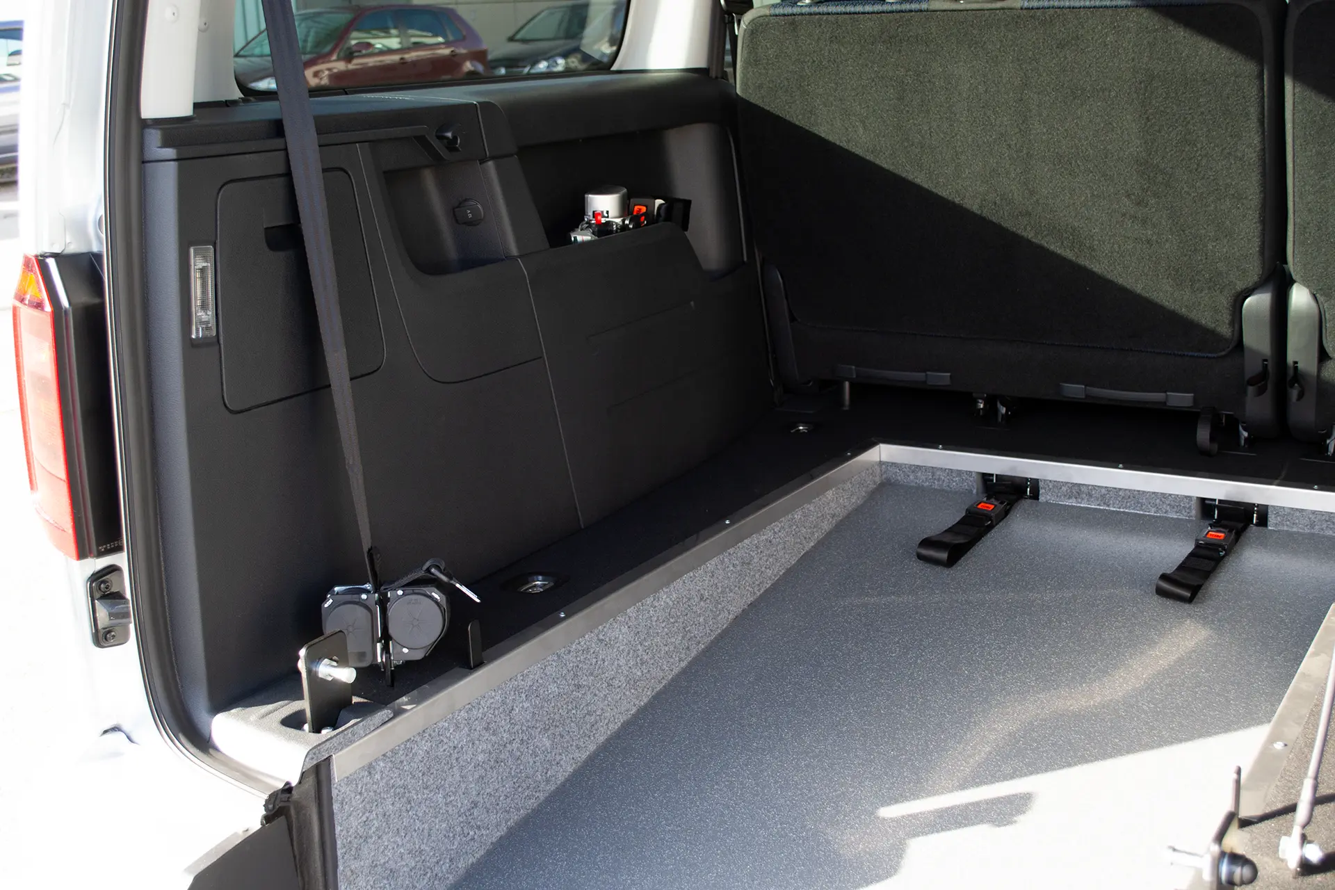 AMF-Bruns PROTEKTOR Rollstuhlrückhaltesystem mit Schulterschräggurt und Bodenverankerung in Zwickau