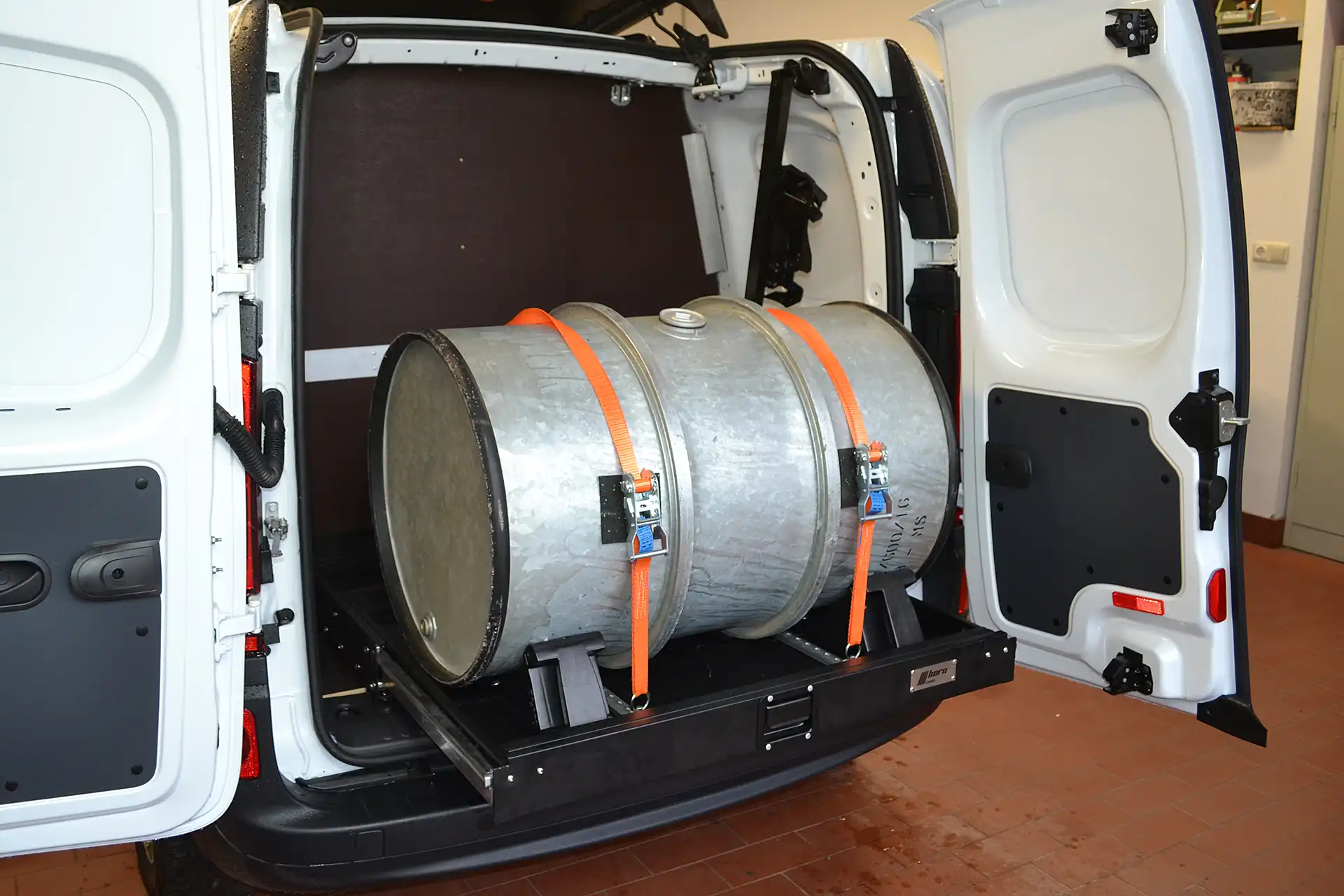 Auszug Ladefläche Halterung Tank, Ladungssicherung Fass mit Zurrgurten auf ausfahrbaren Schwerlastschienen