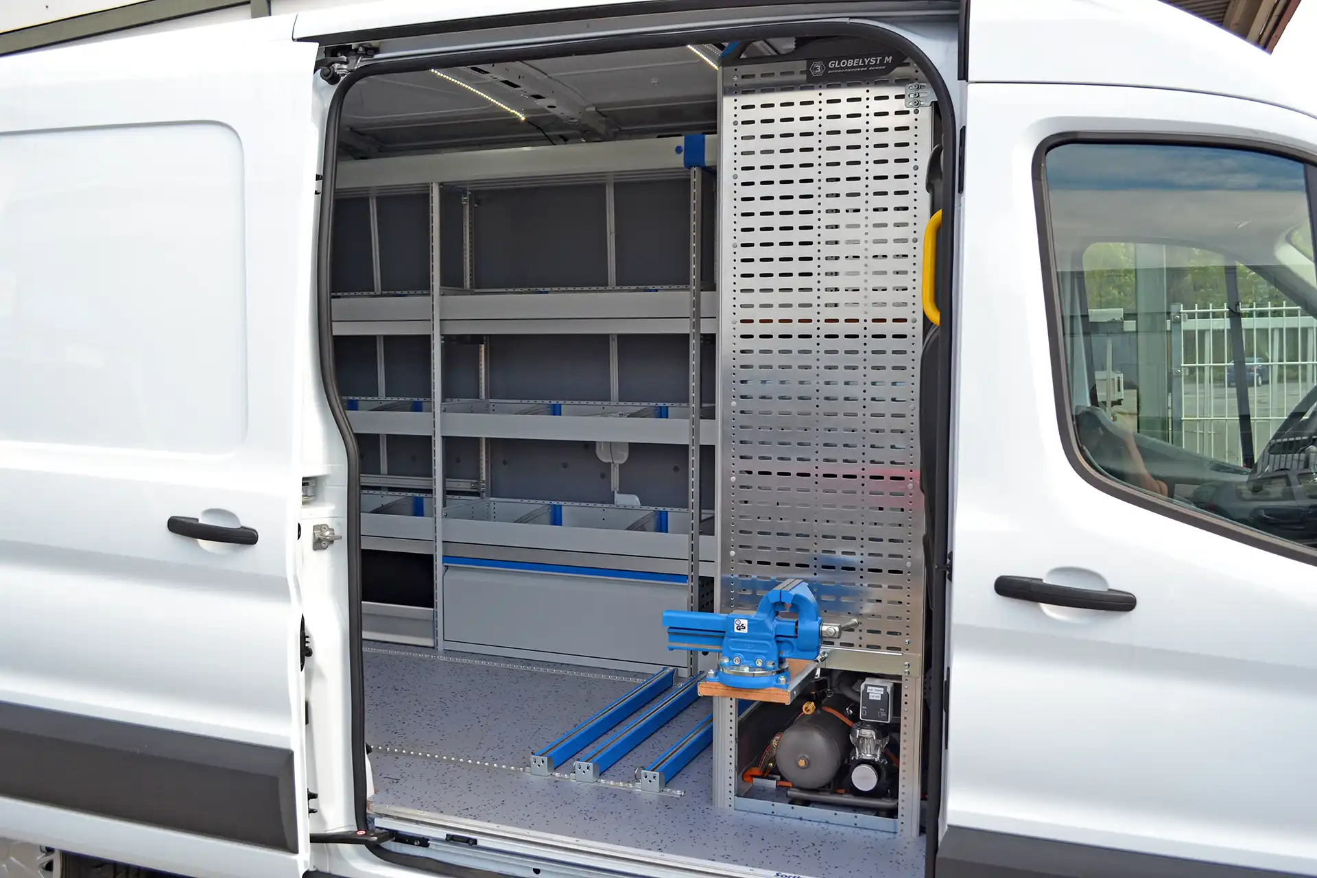 Sortimo Regalsystem Komplettsystem mit Zurrschienen und Ladungssicherungskonzept