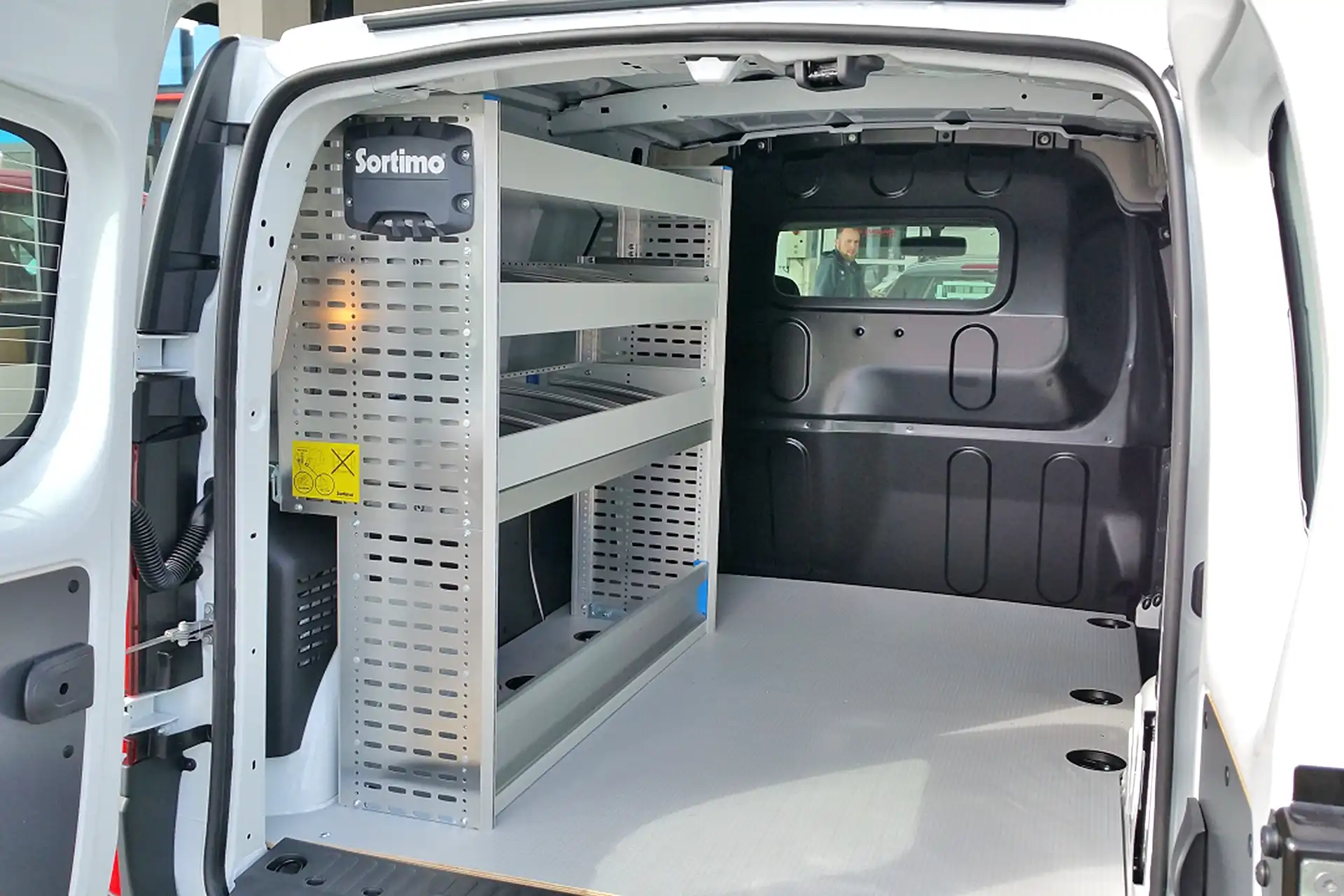 einfaches Regal Sortimo und Bodenverkleidung