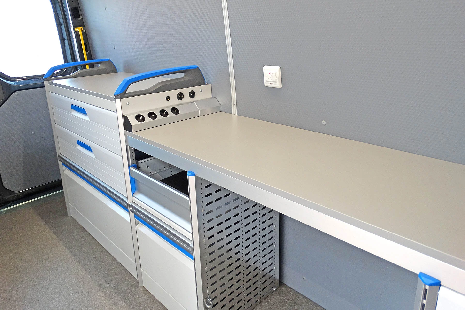 Tischplatte auf Sortimoregal Arbeitsfläche Arbeitsplatz mit integrierter Steckdose