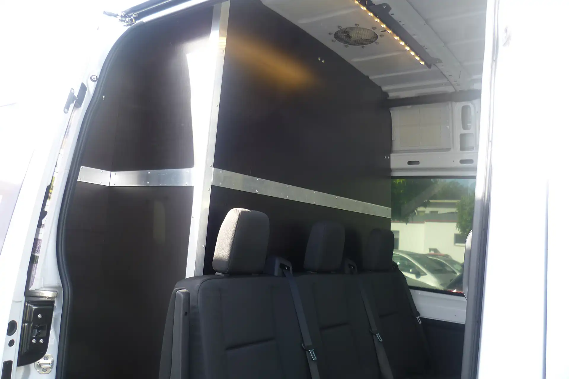 Sonderfahrzeugbau Rückwand aus Siebdruckplatten Metallschiene