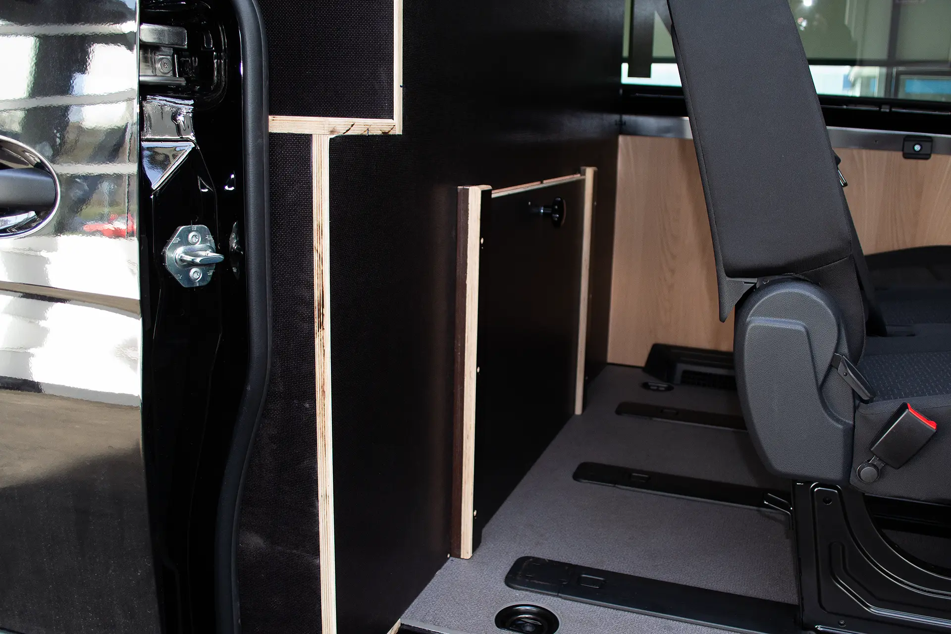 Rückwand mit integrierter Tür Klappe Siebdruckplatten Holz Sonderbau