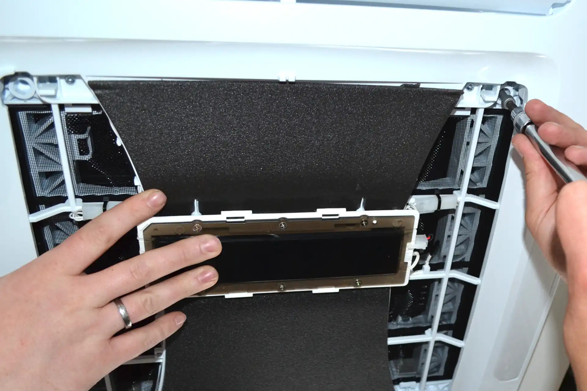 Dometic Inneneinheit für CamperLife Dachklimaanlage aufrüsten und fachgerecht einbauen professionelle Installation bei DÖRFELT DIE WERKSTATT in Zwickau effiziente Klimatisierungslösung für Camper und Wohnmobile