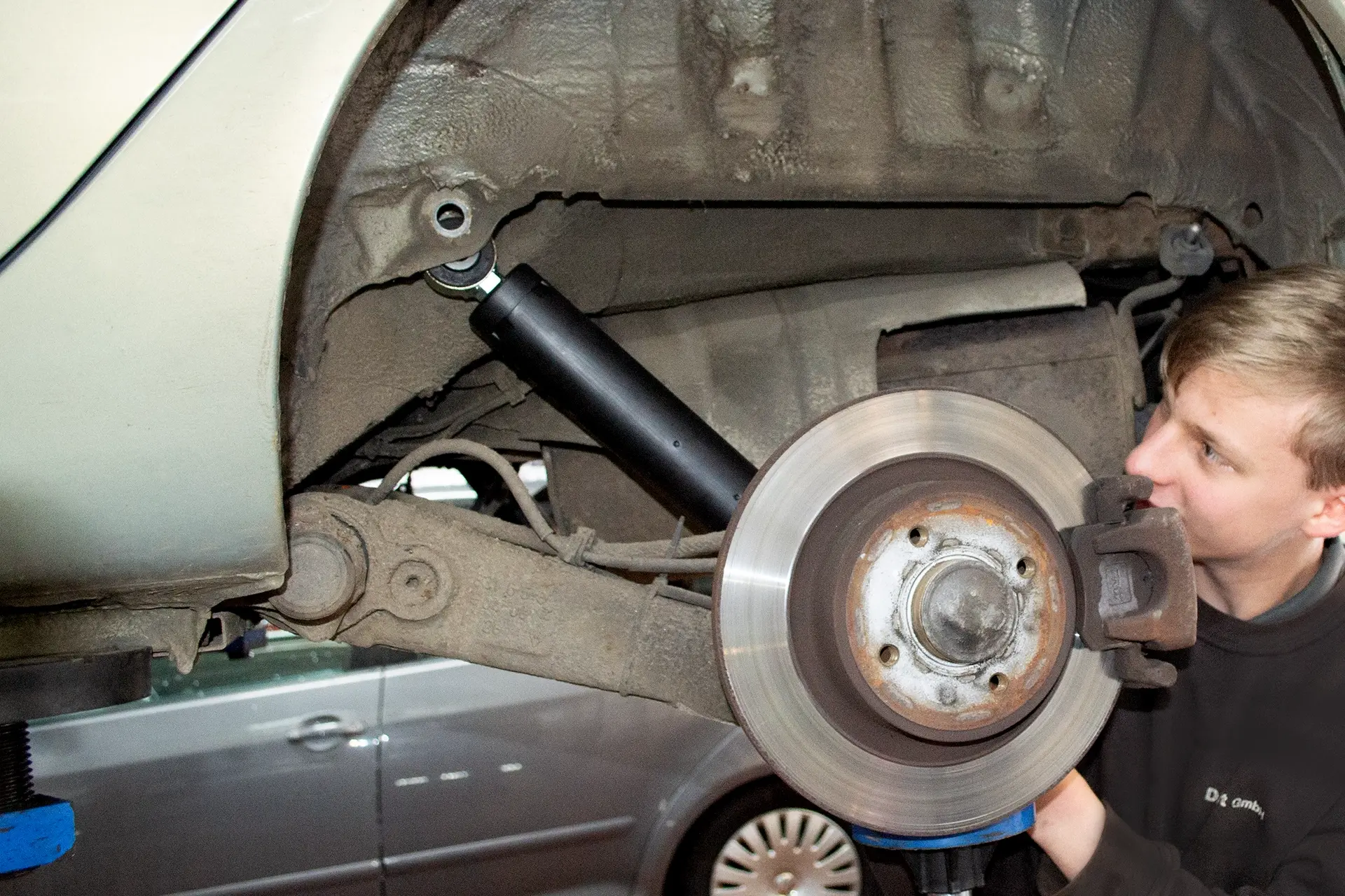 Reparatur eines Stoßdämpfers am Fahrzeugfahrwerk in der Werkstatt Dörfelt Zwickau