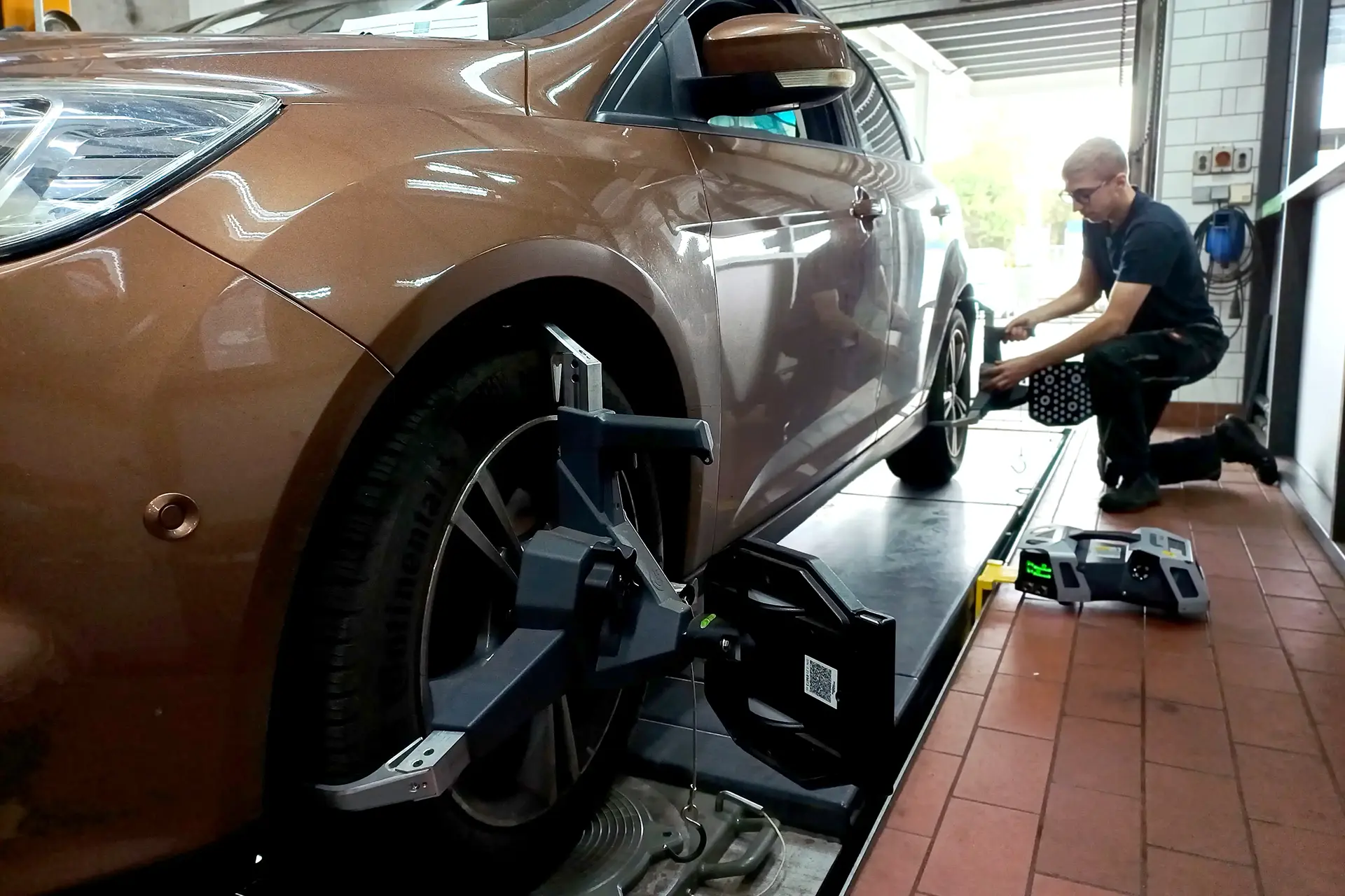Achvermessung am Fahrzeug zur Vermeidung von ungleichmäßigem Reifenverschleiß in der Werkstatt Dörfelt Zwickau