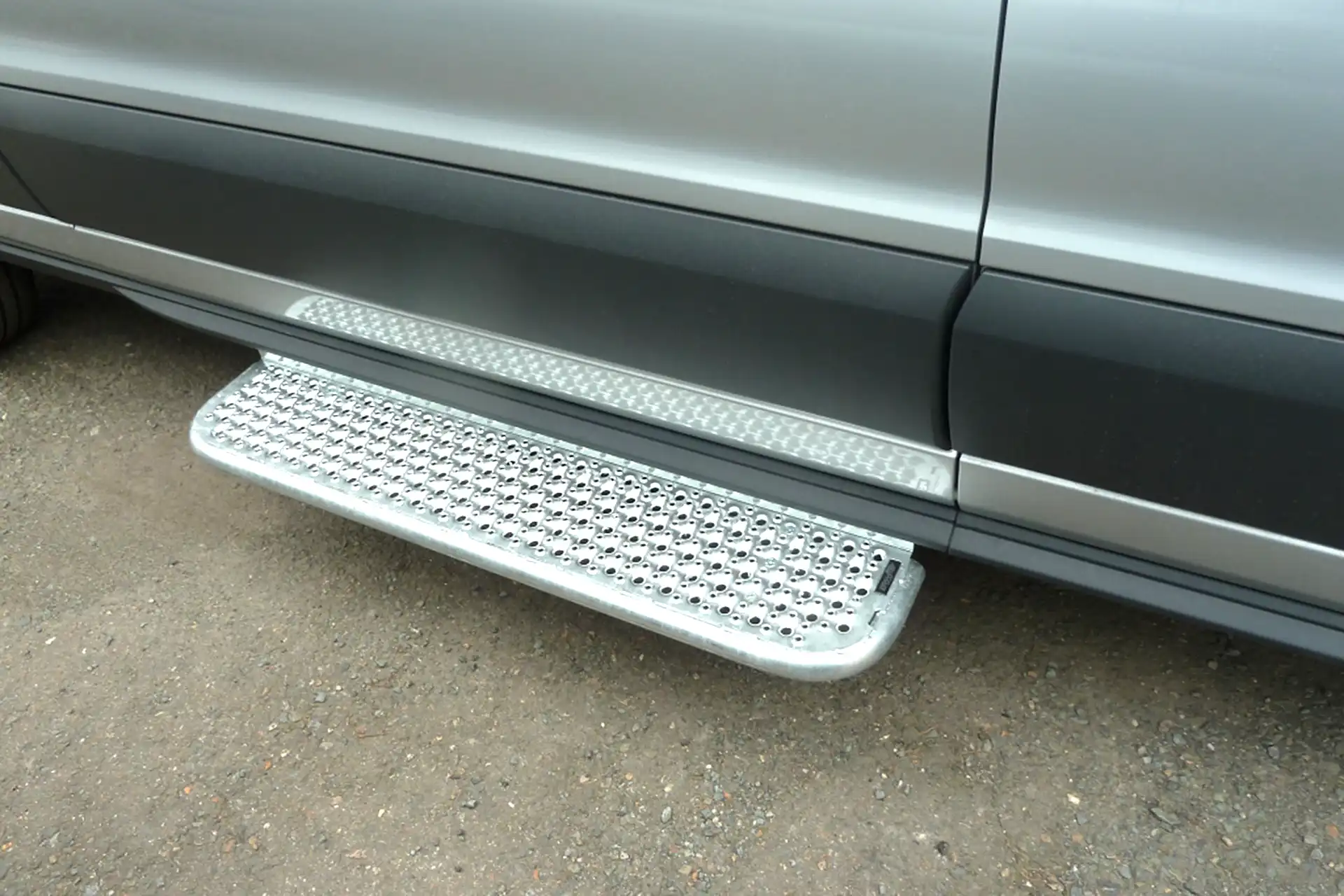 AMF Bruns, Alphadynamik und Thule Rollstuhllift sowie Trittstufe Nachrüstung im Sonderfahrzeugbau bei Dörfelt – Die Werkstatt