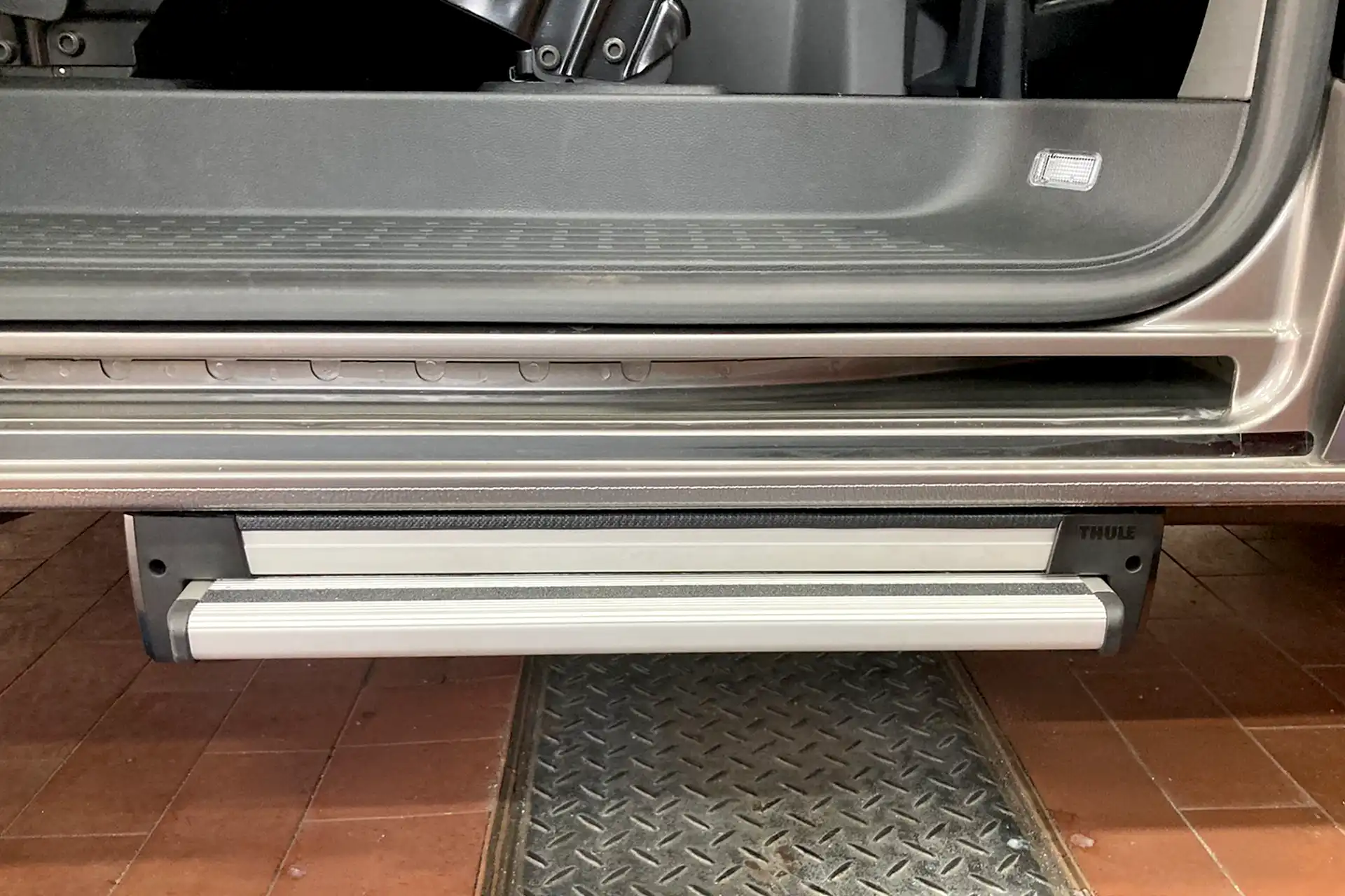 AMF Bruns Alphadynamik Thule mechanische und elektrische Trittstufe Nachrüstung am VW T6.1 bei Dörfelt – Die Werkstatt