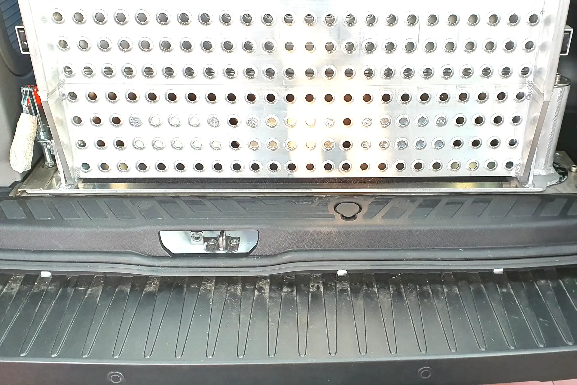 AMF Bruns, Alphadynamik und Thule Rollstuhlrampe und Auffahrrampe Nachrüstung am Ford Transit mit Hecktrittstufe in Zwickau