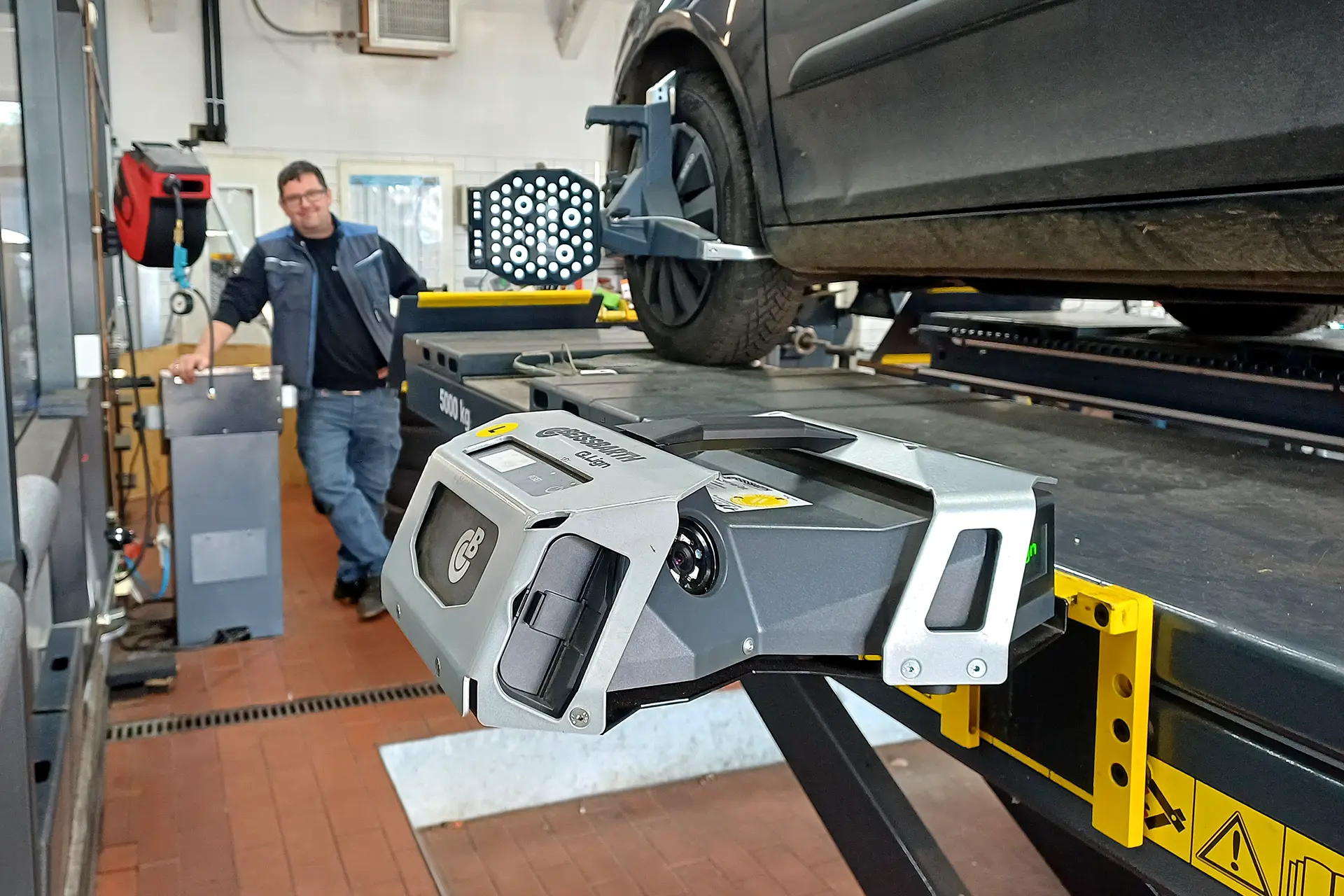 Digitale Achsvermessung an einem Fahrzeug in der Werkstatt Dörfelt Zwickau für optimale Spur und Fahrstabilität