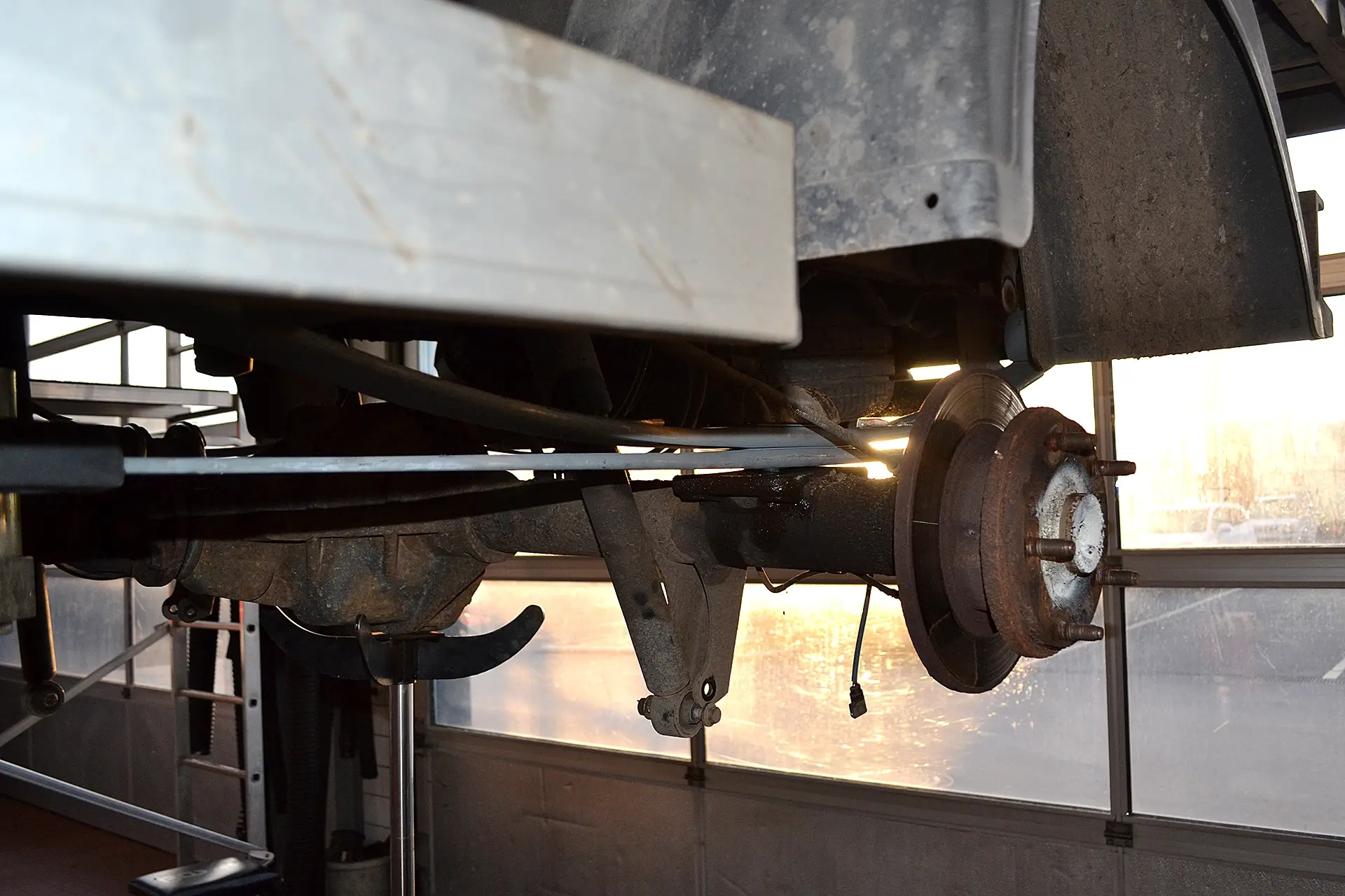 Reparatur einer Plattfeder am Fahrzeugfahrwerk in der Werkstatt Dörfelt in Zwickau