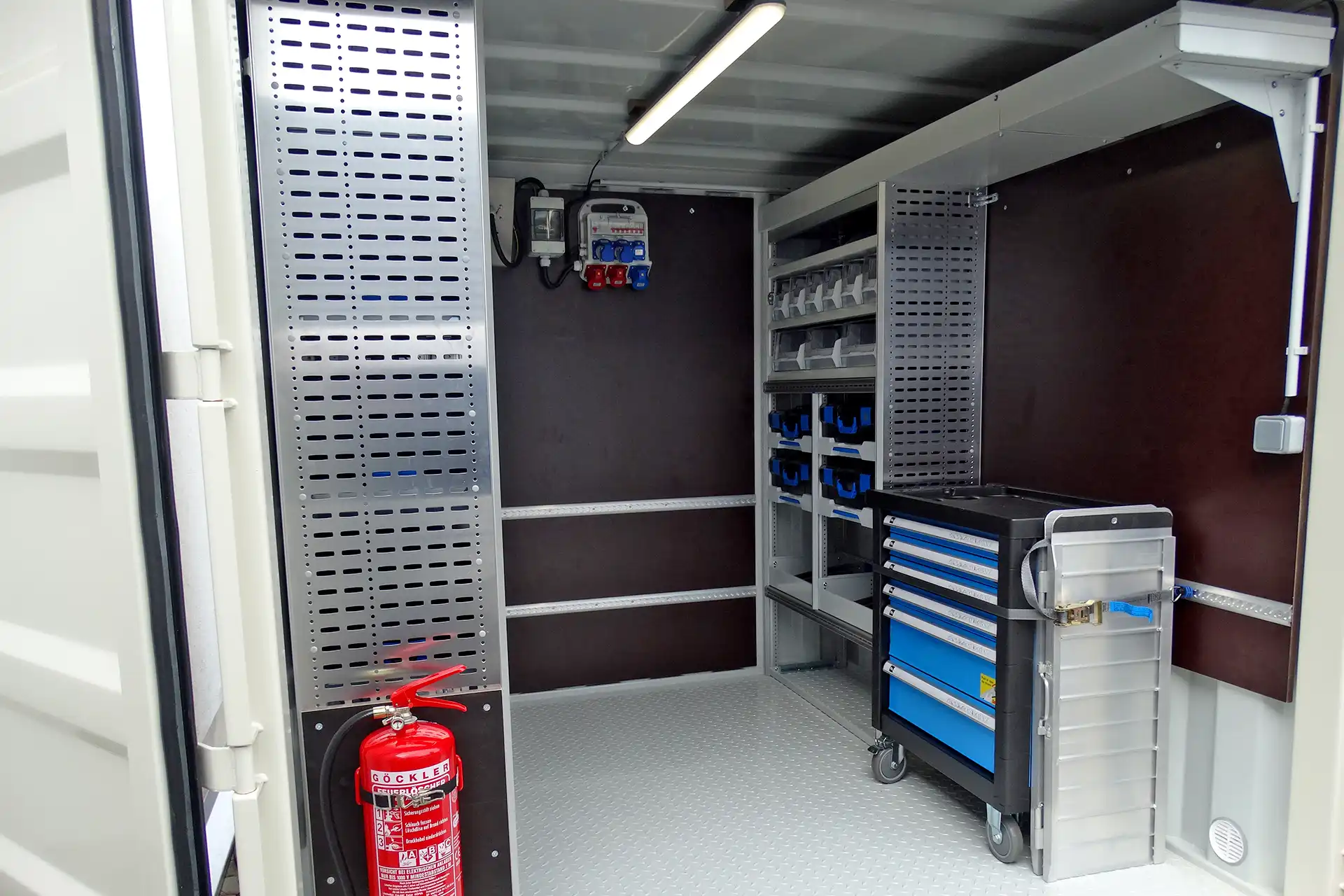 LED-Feuchtraumleuchte für Innenraumbeleuchtung von Nutzfahrzeugen – professionelle Montage in Werkstatt in Zwickau