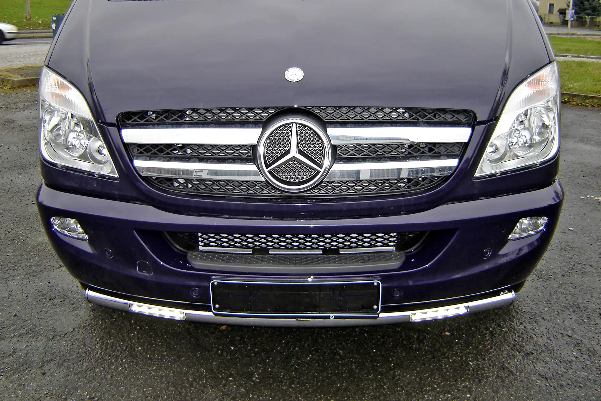 LED-Beleuchtung für Mercedes Kühlergrill mit Lazer Grill – fachgerechte Montage in Werkstatt in Zwickau