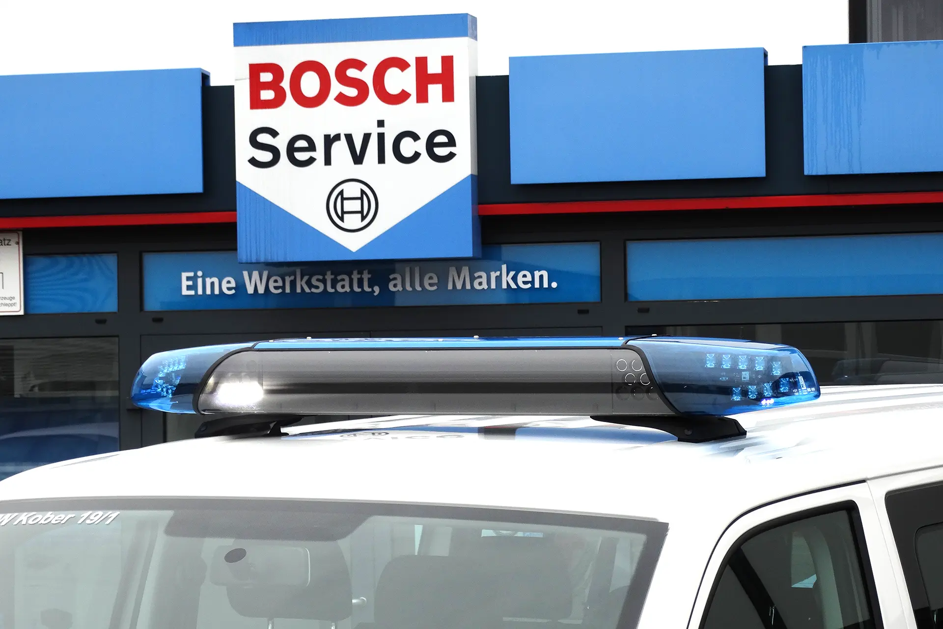 Sonderfahrzeug-Beleuchtung Dach-Sondersignalanlagen, Warnanlagen, Front- und Heckblitzer von HÄNSCH & HELLA Doerfelt Einsatzfahrzeuge Polizei in Zwickau bei Dörfelt - die Werkstatt