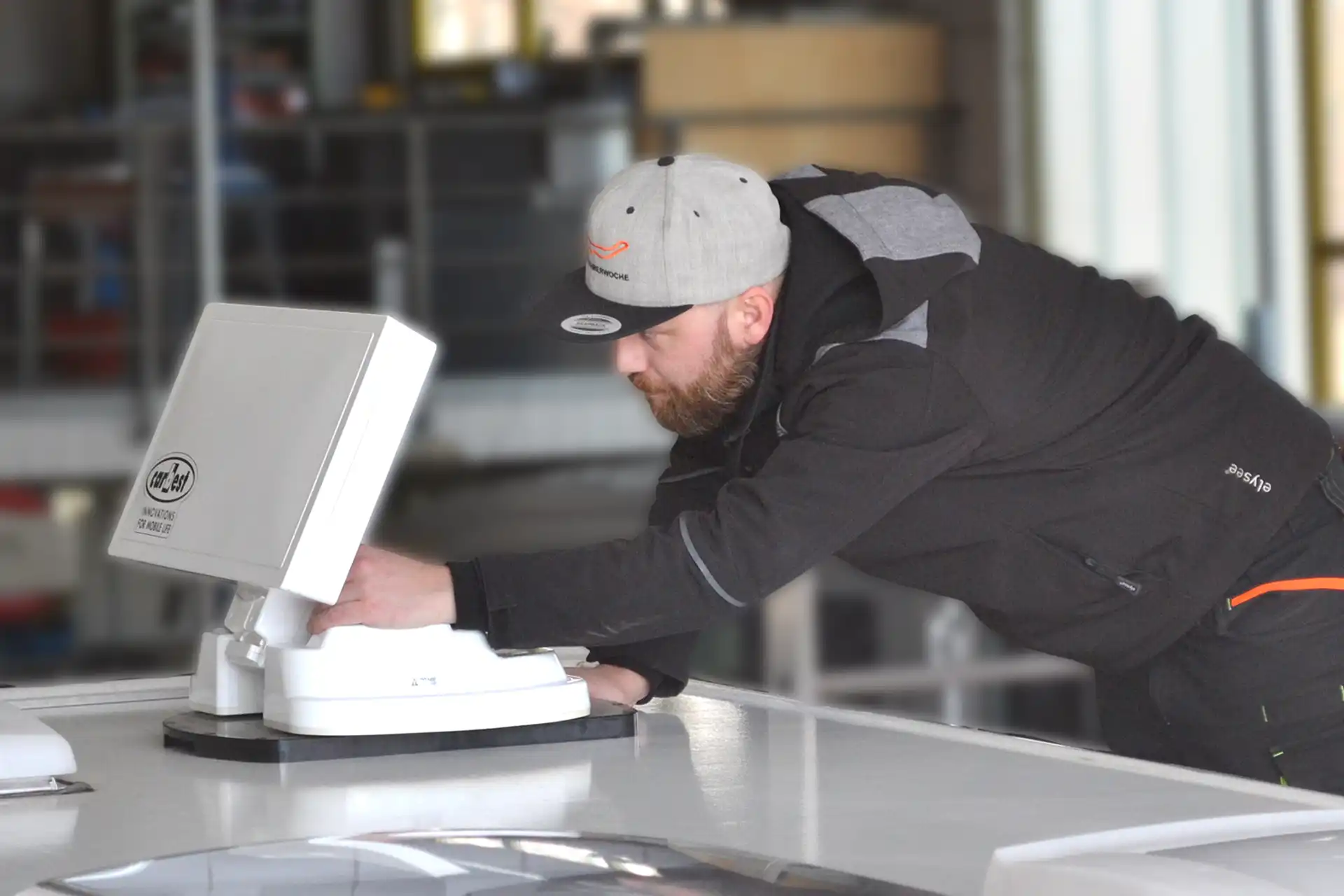 DÖRFELT DIE WERKSTATT in Zwickau Carbest Camping Satellitenanlage Antenne für Astra und Hotbird im Camper und Wohnmobil