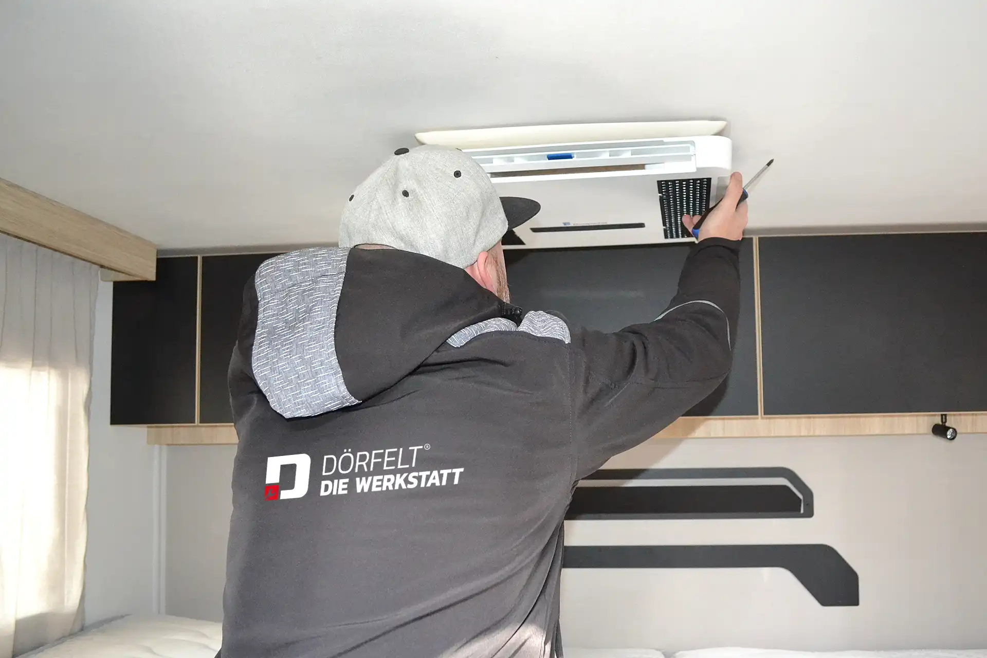 Klimaanlage nachrüsten im Wohnmobil mit Dachklima System Eberspächer oder Dometic inklusive Inneneinheit fachgerechter Einbau und Installation bei DÖRFELT DIE WERKSTATT in Zwickau effiziente Fahrzeugklimatisierung für Camper und Reisemobile