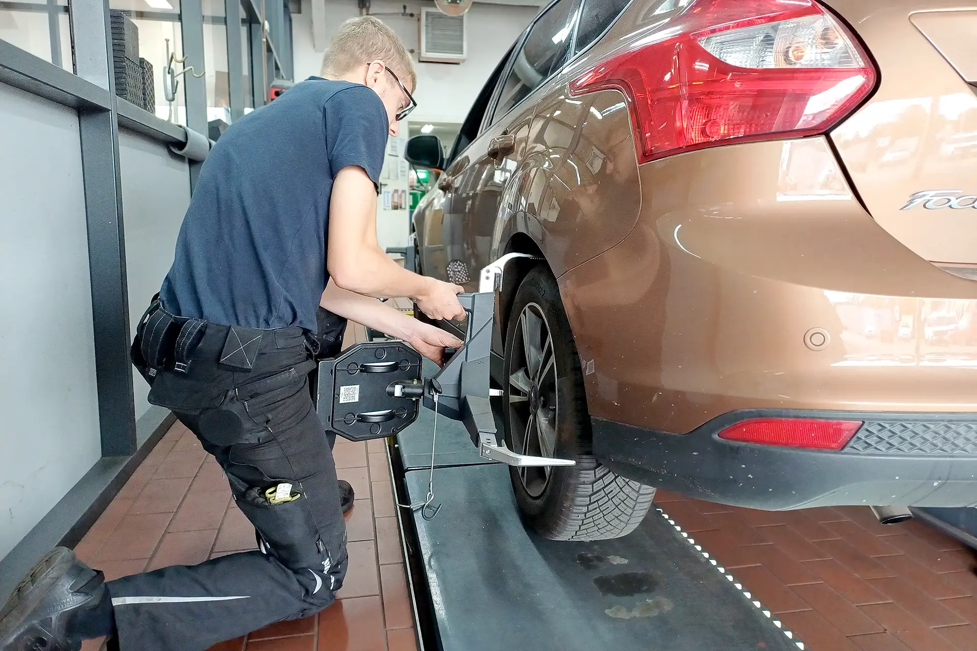 Einstellung der Fahrzeugachse bei einer Achvermessung in der Werkstatt Dörfelt Zwickau