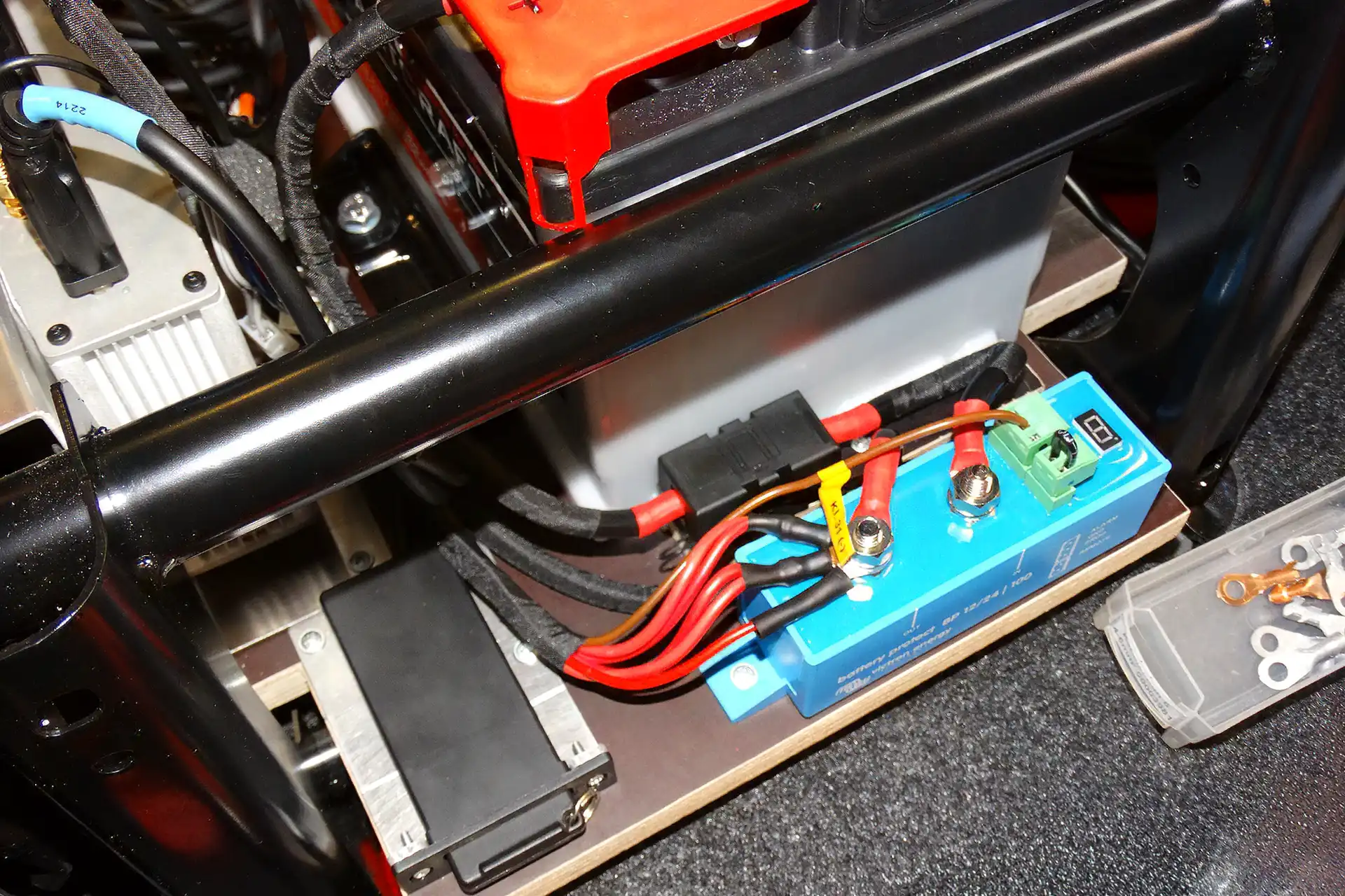 Batterieeinbau bei DÖRFELT in Zwickau – Installation von Victron Smart BMS CL für Lithium-Zusatzbatterien, zuverlässige Zweitbatterie für Bordstrom, optimiertes Energiemanagement Fahrzeug und Autark-Lösung im Sonderfahrzeug