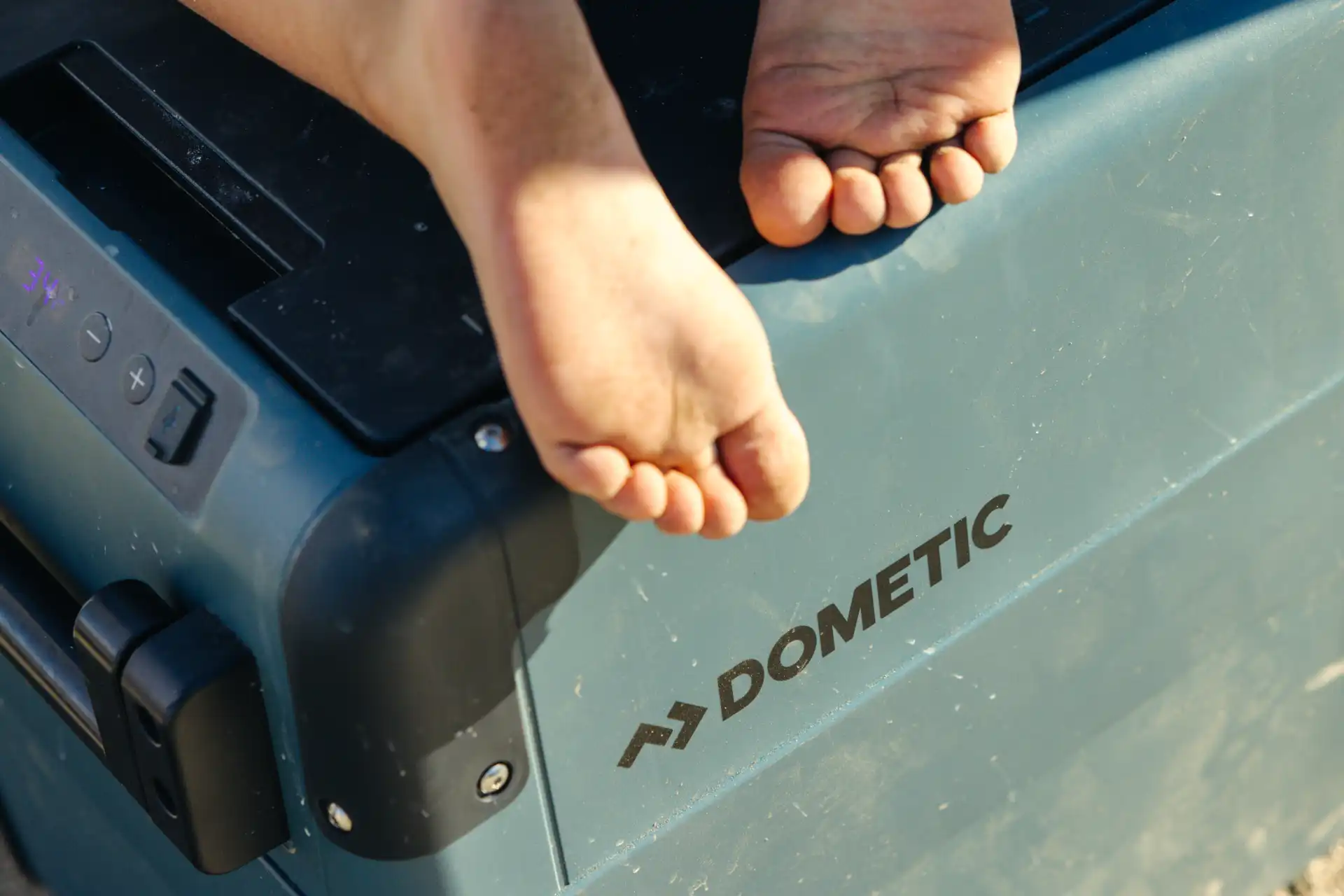 DÖRFELT - DIE WERKSTATT Zwickau bietet Dometic CFX2 57 Kompressorkühlbox 57 Liter Volumen 12 24 Volt oder Steckdose mit digitalem Display ideal für Wohnmobil Caravan Camping