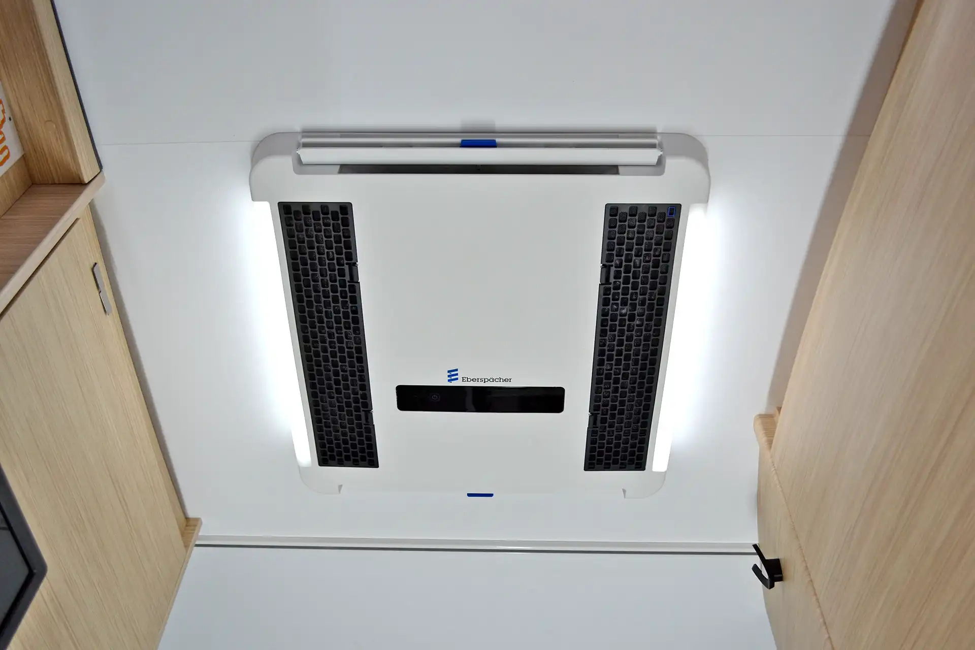 Eberspächer Breezonic Inneneinheit mit LED Anzeige und smarter App Steuerung komfortable Bedienung moderne Dachklimaanlage fachgerechter Einbau bei DÖRFELT DIE WERKSTATT in Zwickau hochwertige Klimasystem Lösung für Fahrzeuge