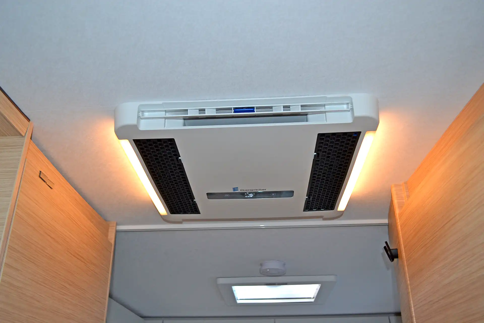 Eberspächer Breezonic Inneneinheit mit LED Anzeige und smarter App Steuerung komfortable Bedienung moderne Dachklimaanlage fachgerechter Einbau bei DÖRFELT DIE WERKSTATT in Zwickau hochwertige Klimasystem Lösung für Fahrzeuge