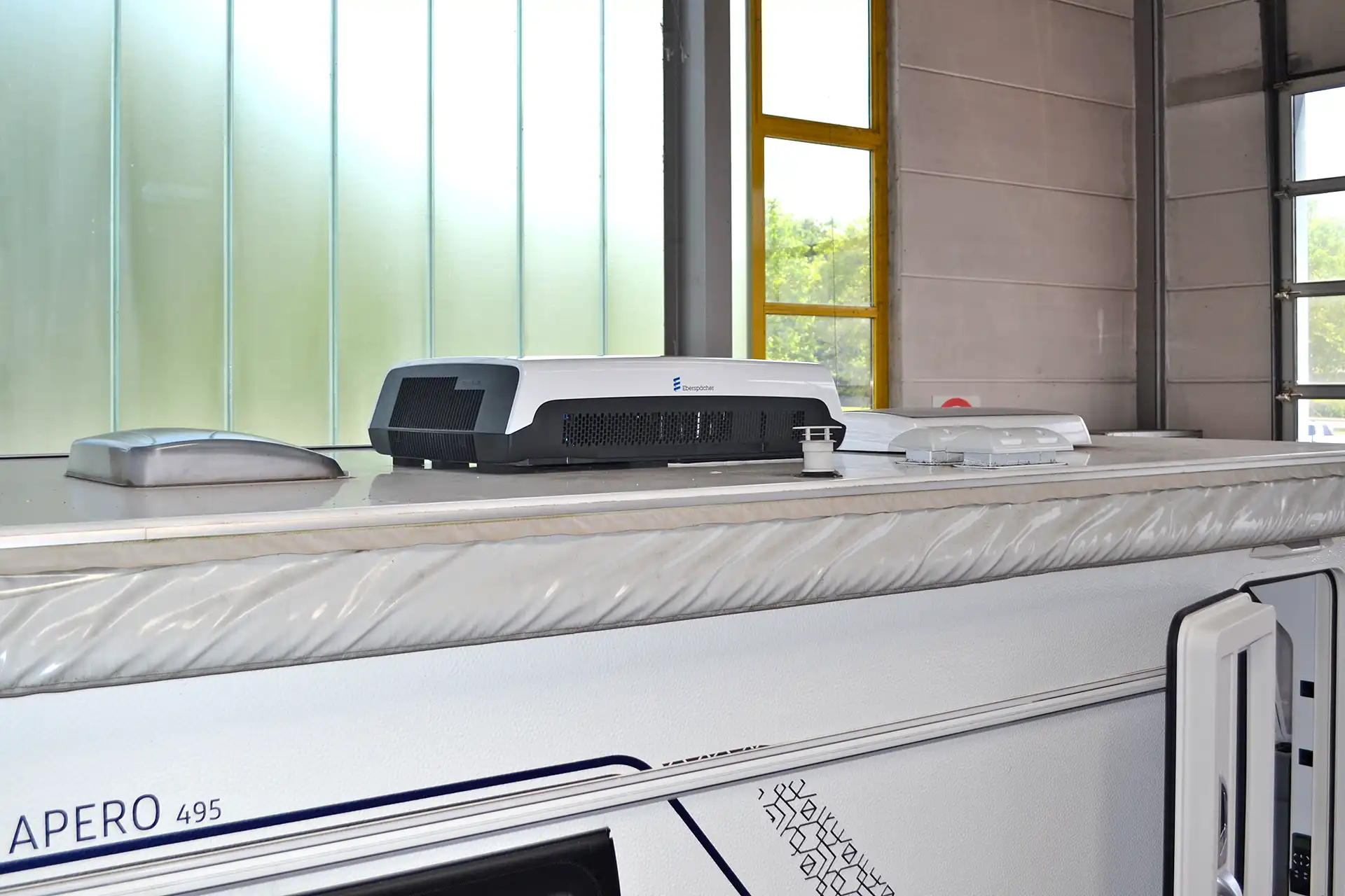 Eberspächer Breezonic Performance HP230V 2,5 kW Dachklimaanlage nachrüsten und Einbau professionelle Installation bei DÖRFELT DIE WERKSTATT in Zwickau effiziente Klimatisierung für Camper und Fahrzeuge