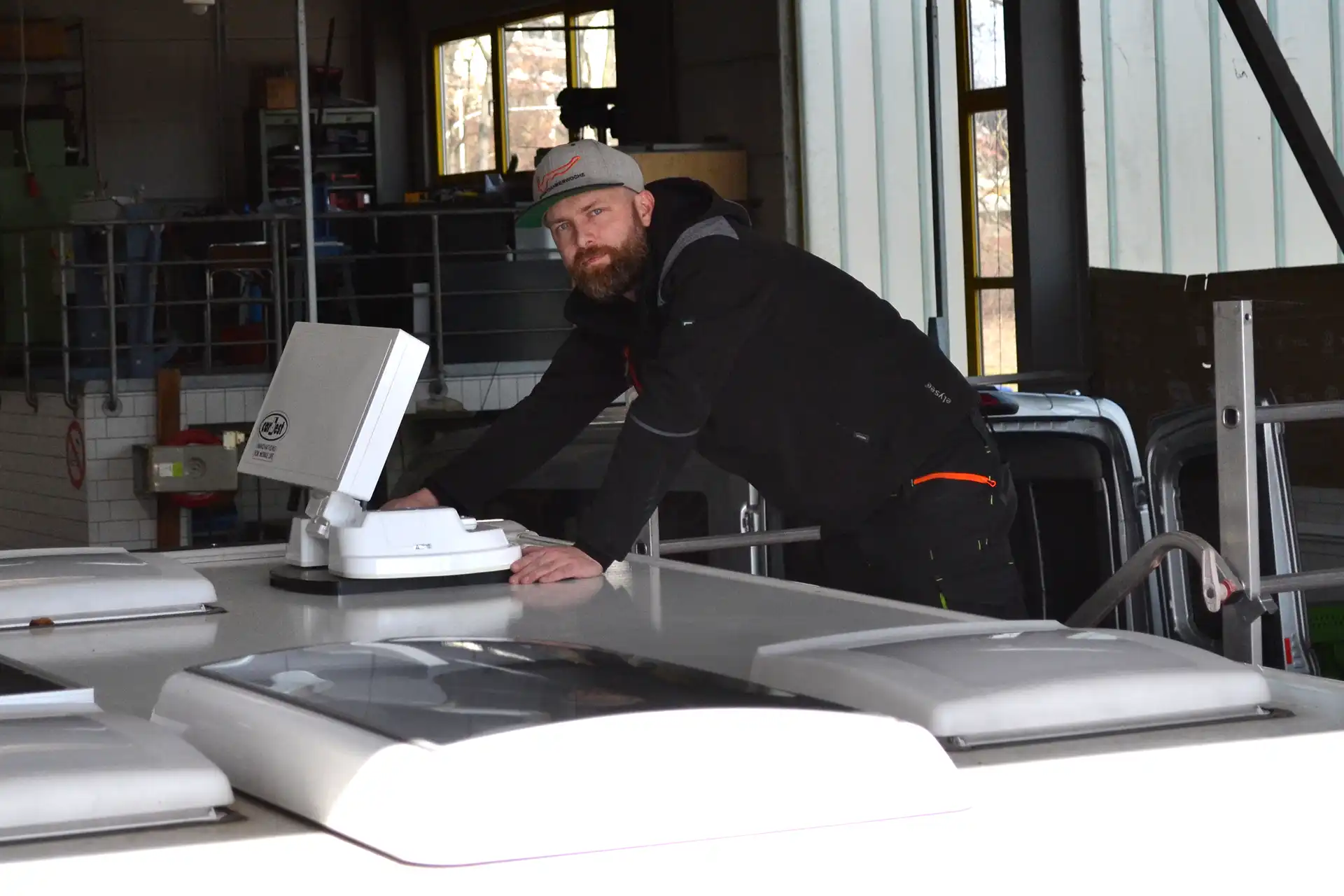 DÖRFELT DIE WERKSTATT in Zwickau Einbau SAT Anlage und TV für Camping Vanlife und Wohnmobil Carbest-Satellitenanlage Satellitenspiegel