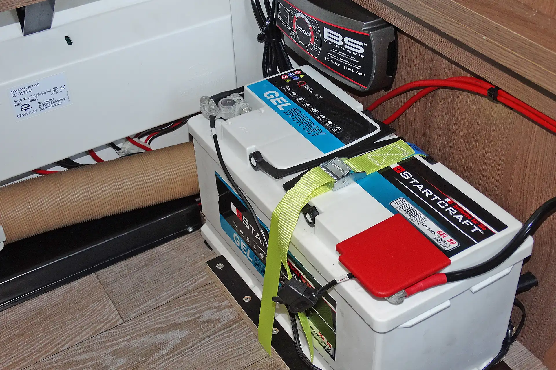 Einbau der Startcraft Gel-Zusatzbatterie – fachgerechte Installation bei DÖRFELT in Zwickau, leistungsstarke Zweitbatterie für Bordstrom, effizientes Energiemanagement Fahrzeug und zuverlässige Autark-Lösung im Sonderfahrzeug