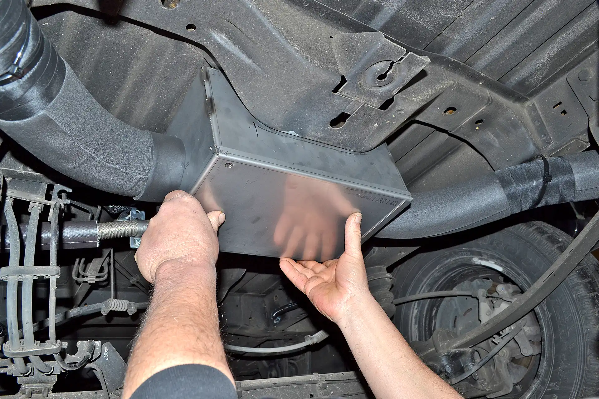 DÖRFELT - DIE WERKSTATT Standheizung nachrüsten für Transporter Camper Webasto Unterboden Außen Kasten Luftheizung Einbaukasten Halterung Werkstatt Zwickau