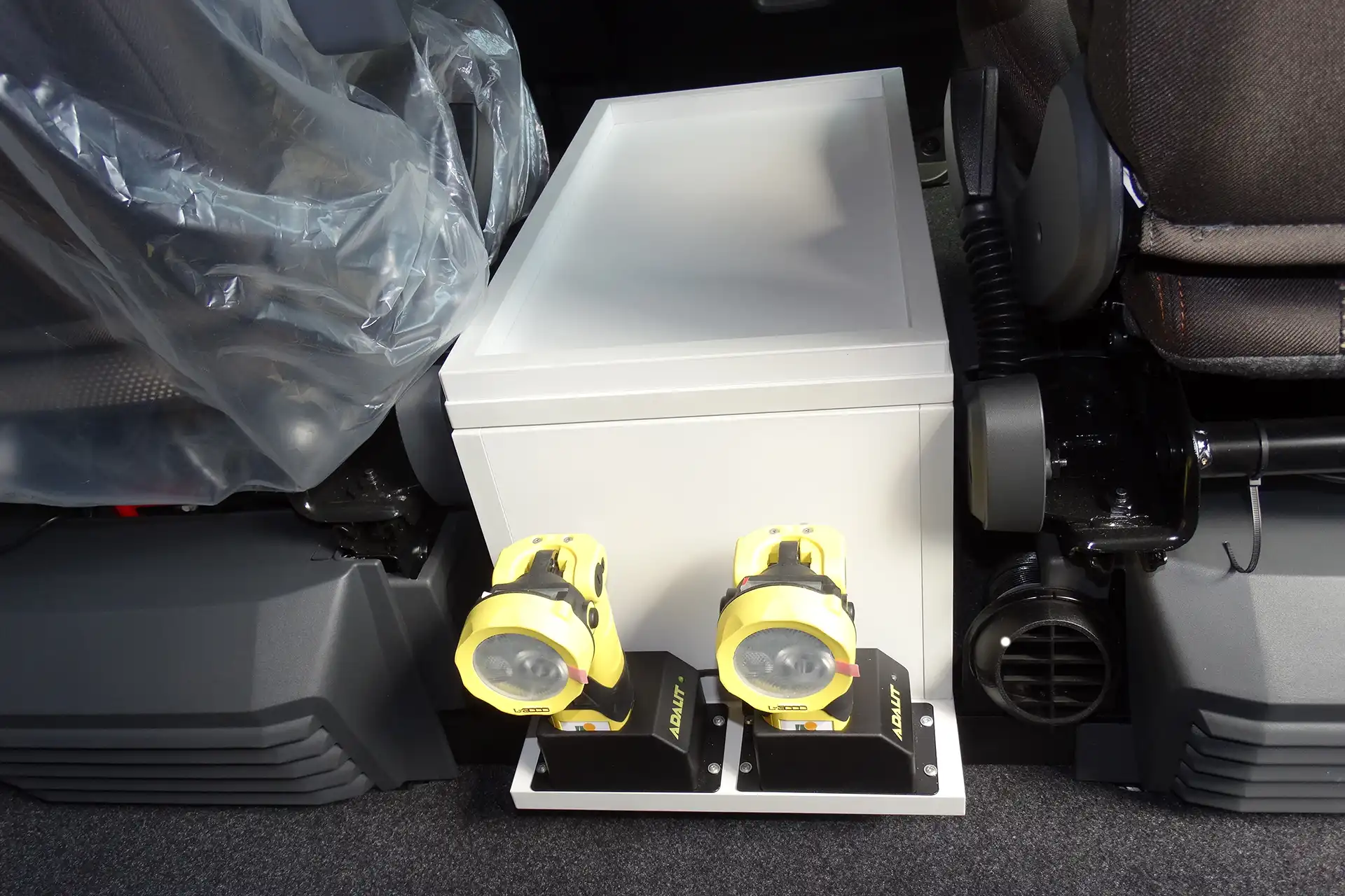 Explosionsgeschützte Sicherheitsleuchte Adalit L-3000 mit Knickpopflampe und LED-Powerlichtstrahl – inklusive Halterung, Montage in Werkstatt Doerfelt Zwickau