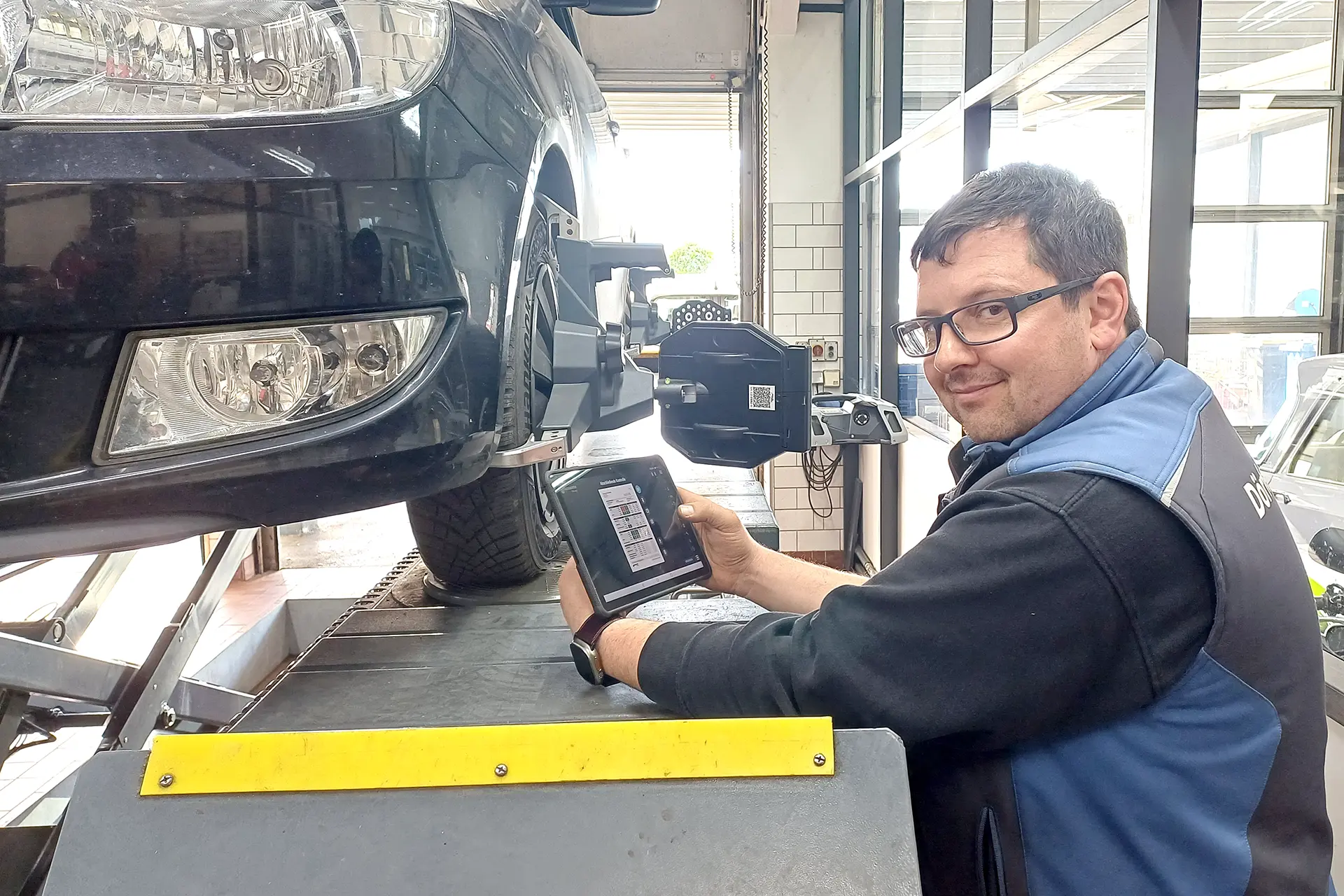 Fahrwerkprüfung mit Achvermessung bei einem Auto in der Werkstatt Dörfelt in Zwickau