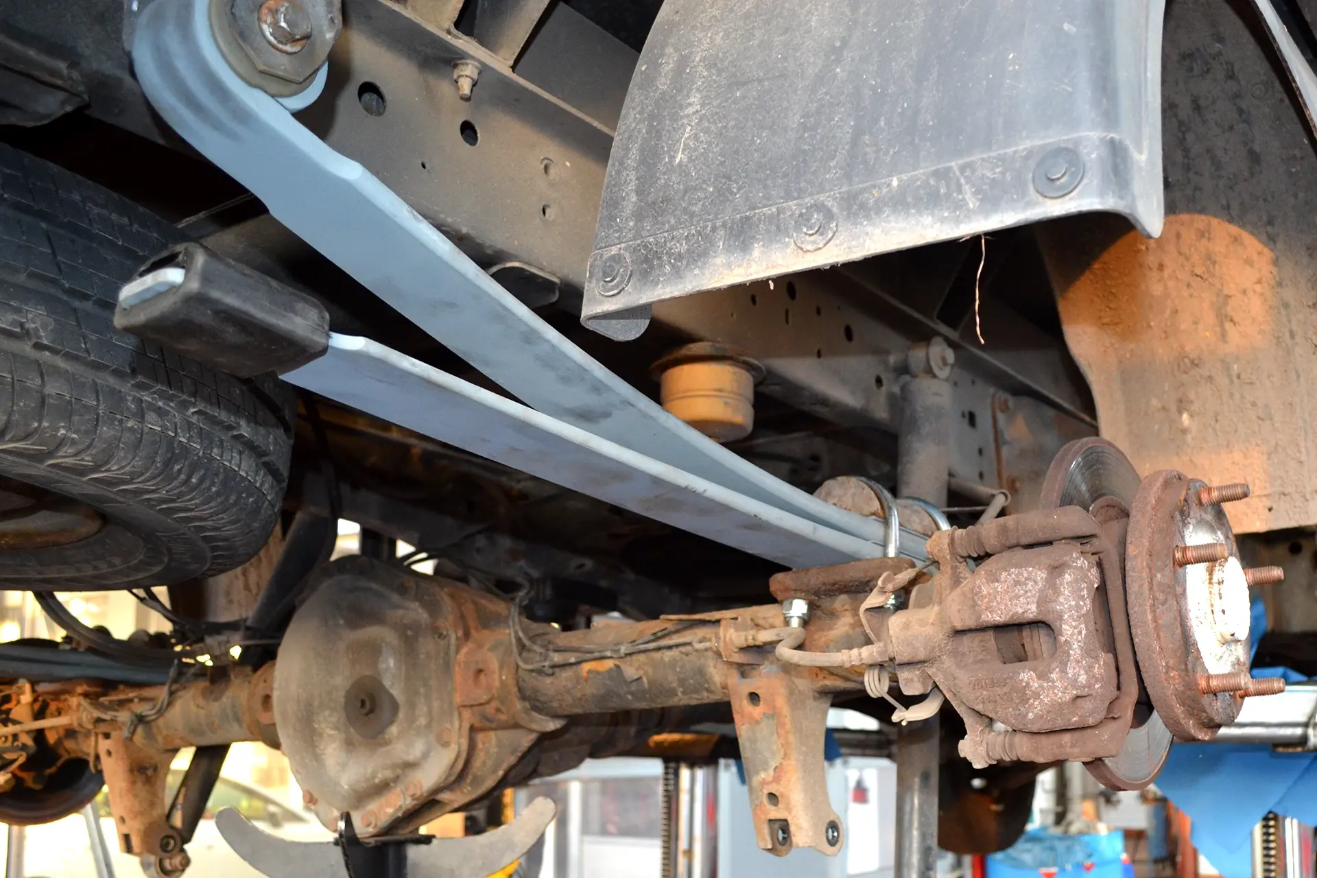 Austausch einer defekten Plattfeder am Fahrwerk eines Autos in der Werkstatt Dörfelt in Zwickau