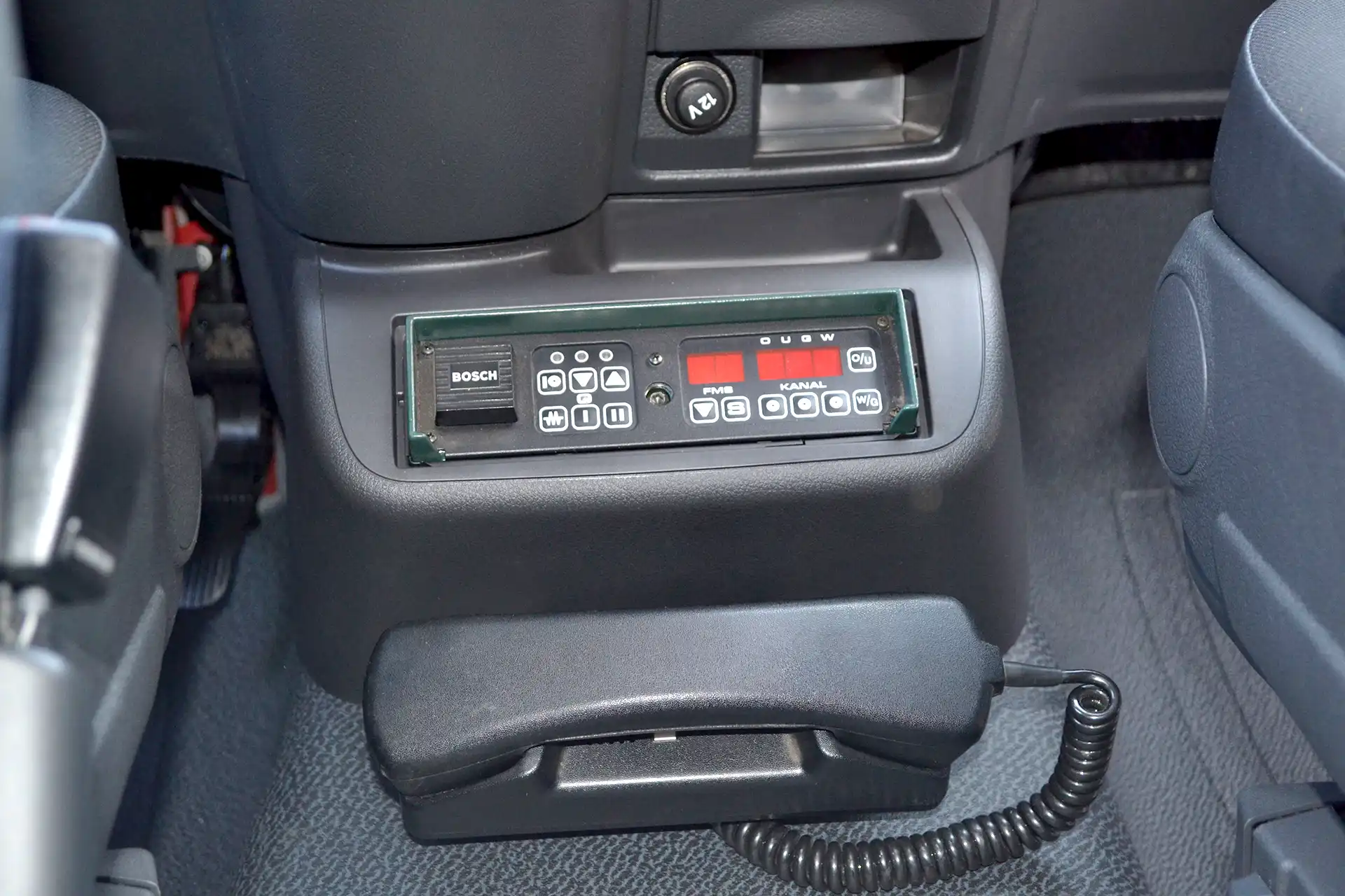 Funkgerät Bosch für BOS-Einsatzfahrzeuge zur sicheren Kommunikation, geprüft bei Dörfelt Die Werkstatt