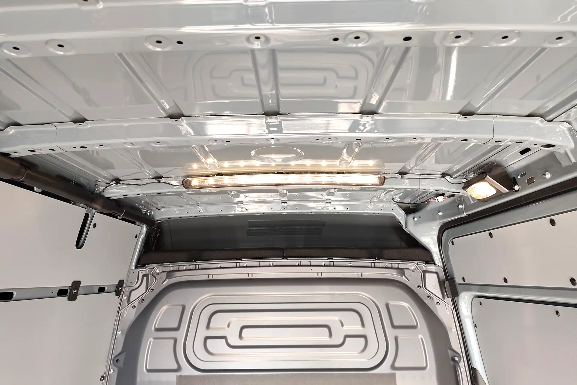 LED-Innenraumbeleuchtung in warmweiß mit Sensorschalter für Decken- und Laderaumbeleuchtung, ideal für Fahrzeuge und Wohnräume in Zwickau