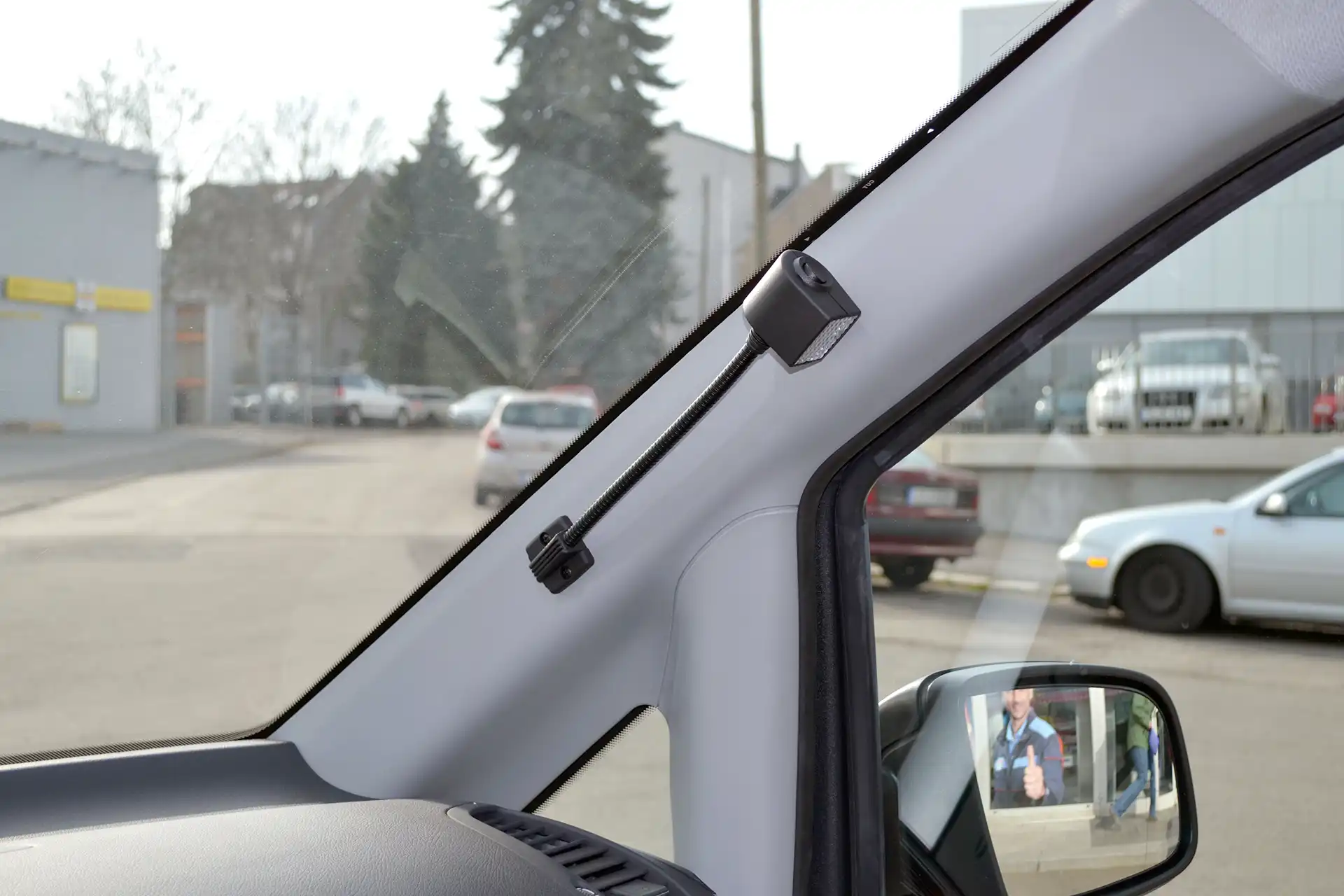 Innenraum-Zusatzlampe und Leselampe von Osram – professionelle Montage in Werkstatt Doerfelt in Zwickau