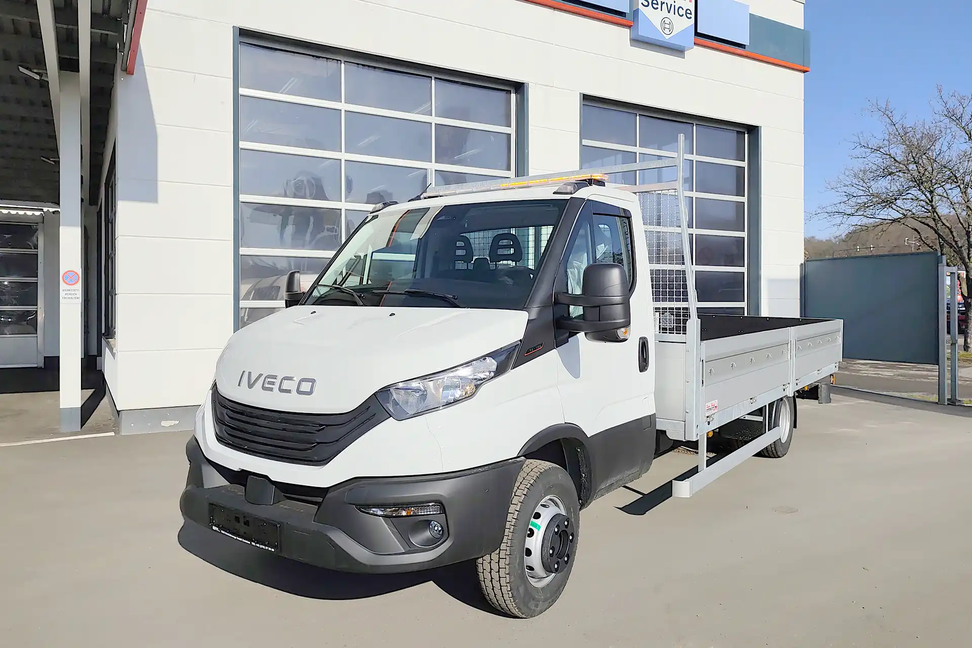 Iveco Daily Dachträger mit Lightbar und orangener Warnleuchte – Arbeitsfahrzeug Zubehör Zwickau